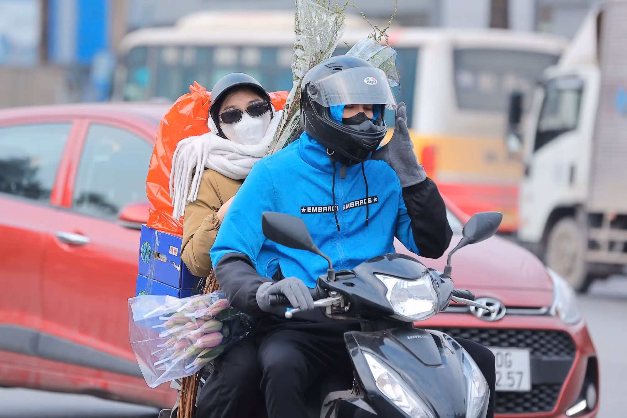 Nhiều người lựa chọn xe máy để di chuyển về quê. Nhiều người lựa chọn xe máy để di chuyển về quê.