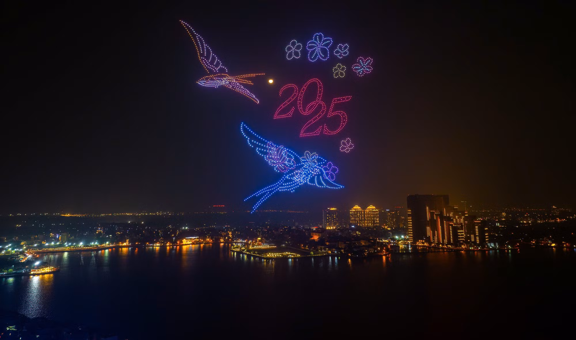 [Ảnh] Drone Lighting tại Hòa nhạc Ánh sáng "họa hình di sản" trên trời đêm Hà Nội ảnh 4