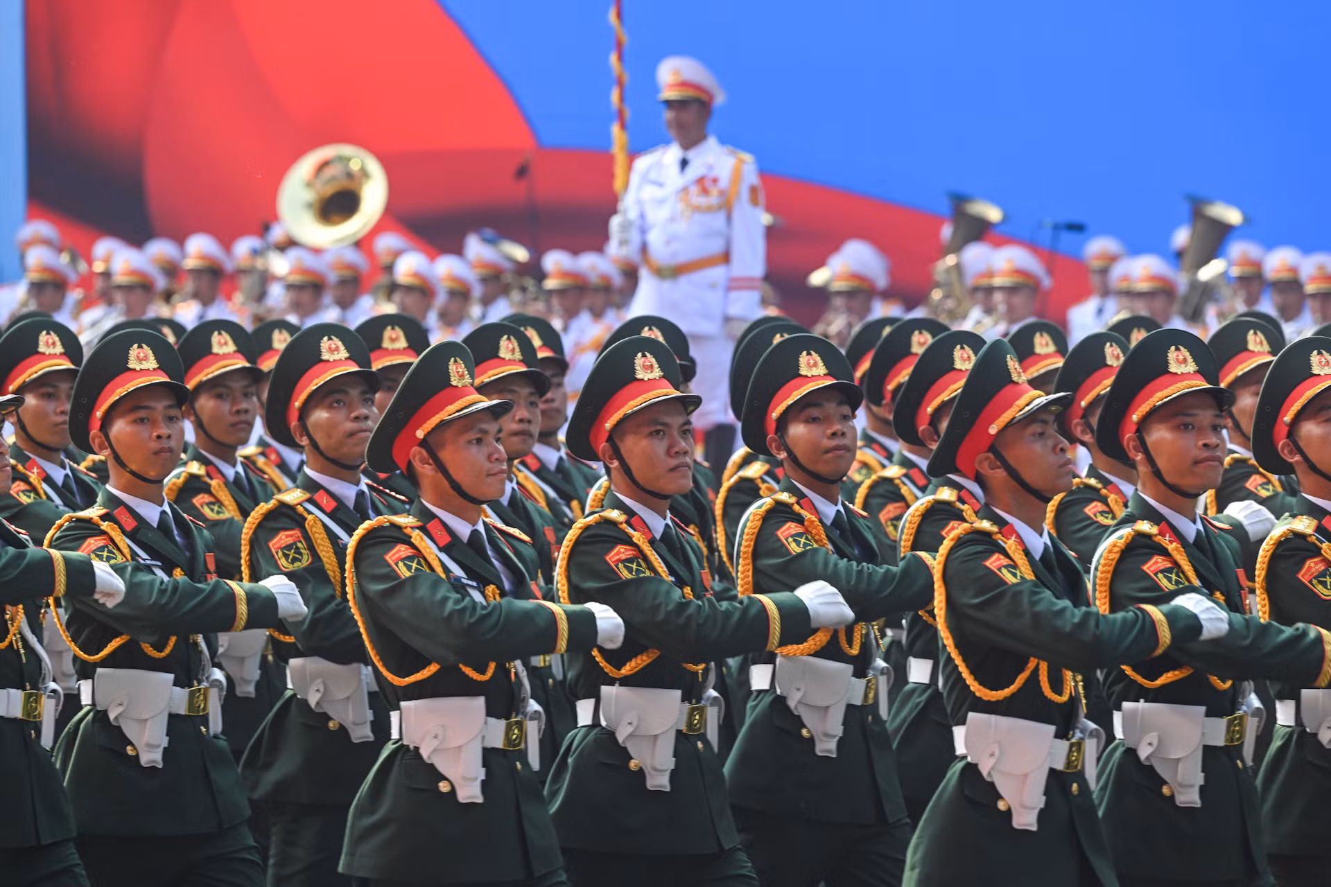 Khối sĩ quan lục quân tiến qua lễ đài. (Ảnh: DUY LINH)