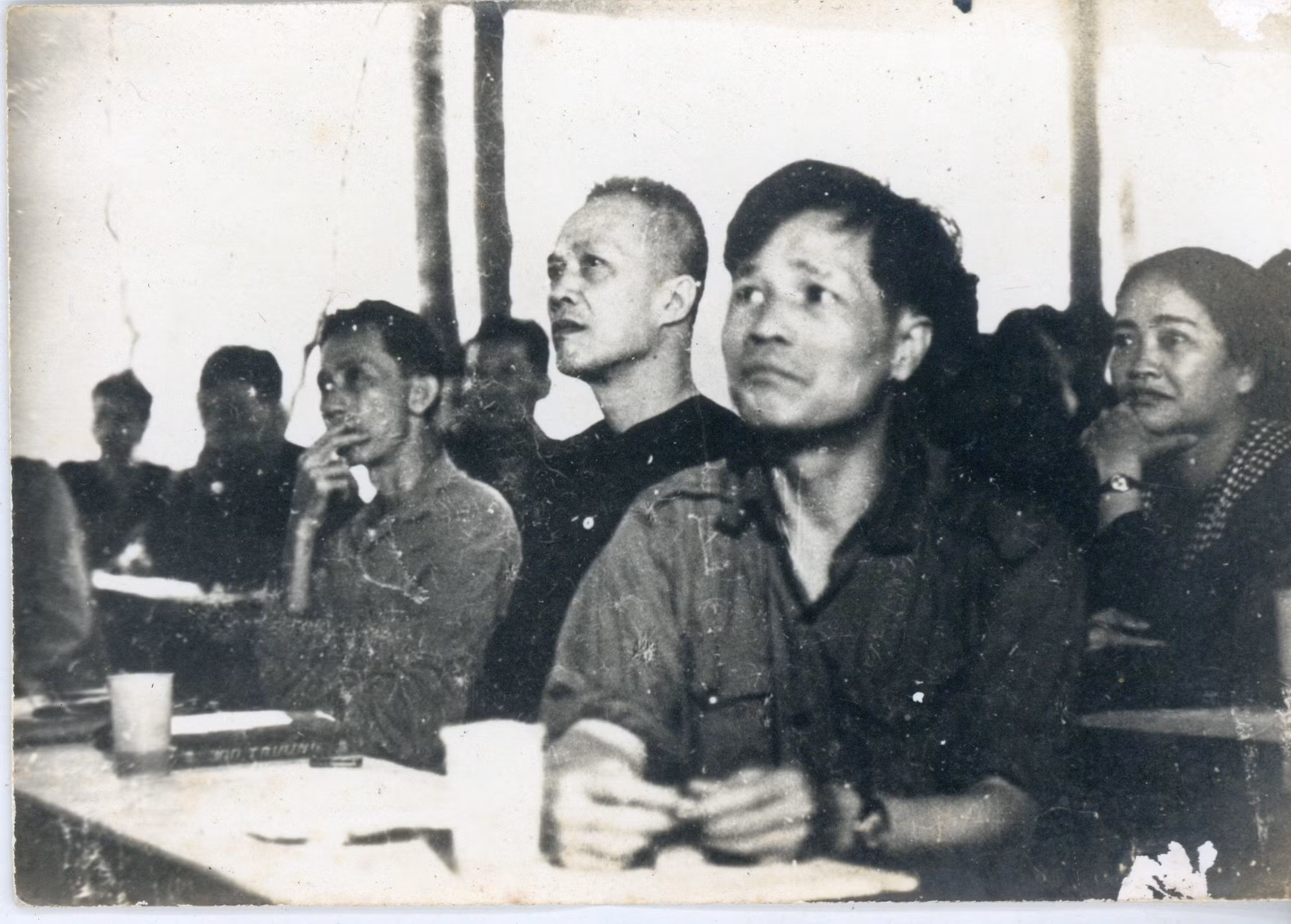 Đại tướng Nguyễn Chí Thanh, Bí thư Trung ương Cục, Chính ủy Quân giải phóng miền Nam tham dự Hội nghị Mặt trận dân tộc giải phóng miền Nam Việt Nam. Hàng ghế thứ nhất (từ trái qua phải), gồm: đồng chí Phan Văn Đáng (tức Hai Văn); Luật sư Nguyễn Hữu Thọ, Chủ tịch Mặt Trận dân tộc giải phóng miền Nam; Đại tướng Nguyễn Chí Thanh). Hàng ghế thứ 2: bà Nguyễn Thị Định (tức Ba Định), Phó Tư lệnh Quân giải phóng. Đại tướng Nguyễn Chí Thanh, Bí thư Trung ương Cục, Chính ủy Quân giải phóng miền Nam tham dự Hội nghị Mặt trận dân tộc giải phóng miền Nam Việt Nam. Hàng ghế thứ nhất (từ trái qua phải), gồm: đồng chí Phan Văn Đáng (tức Hai Văn); Luật sư Nguyễn Hữu Thọ, Chủ tịch Mặt Trận dân tộc giải phóng miền Nam; Đại tướng Nguyễn Chí Thanh). Hàng ghế thứ 2: bà Nguyễn Thị Định (tức Ba Định), Phó Tư lệnh Quân giải phóng.