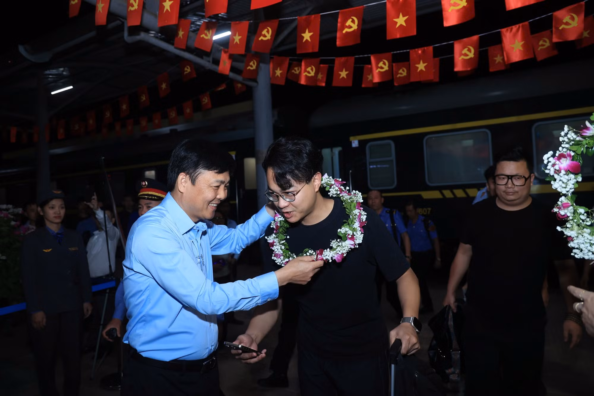 Tại ga Đồng Đăng, Tổng Công ty Đường sắt Việt Nam tổ chức đón đoàn tàu khách liên vận quốc tế đầu tiên chạy trở lại. Ông Hoàng Gia Khánh, Tổng Giám đốc Tổng công ty trao hoa, đón chào hành khách.