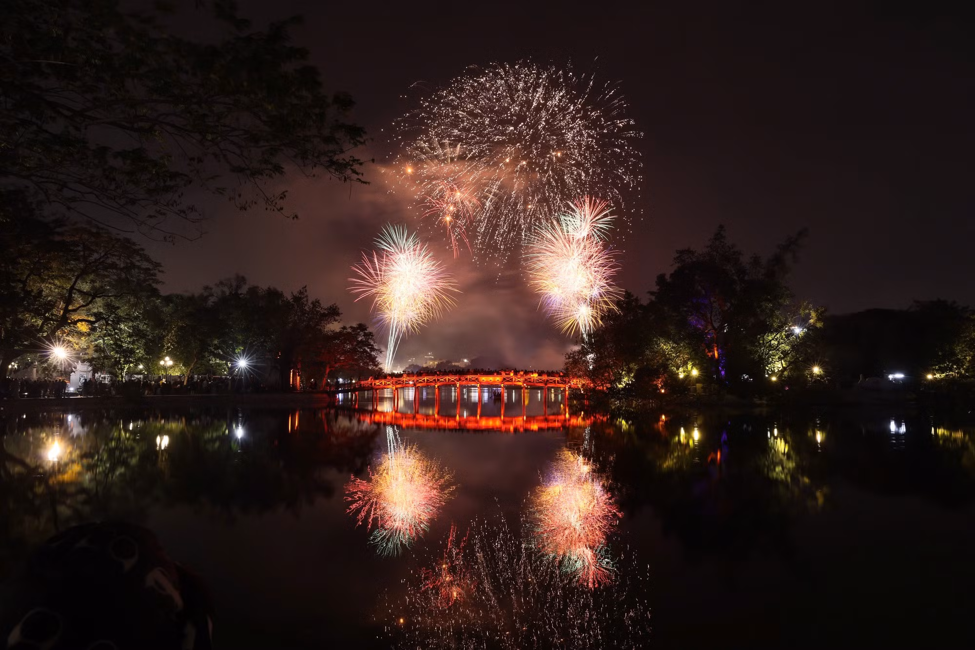 Pháo hoa rực rỡ phía trên cầu Thê Húc.