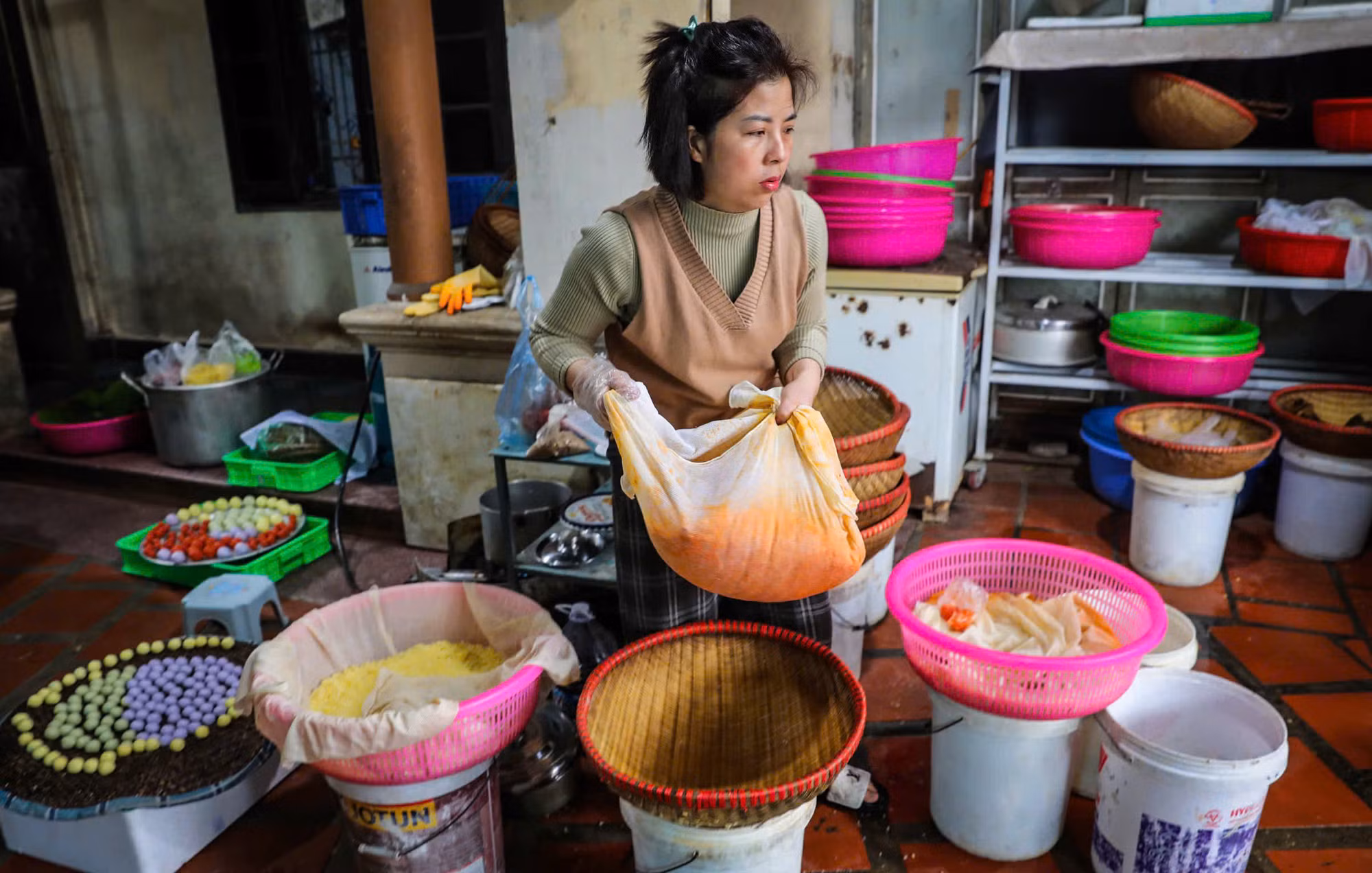 Chiều mùng 8 tháng Giêng, tức 5/2, lễ hội truyền thống Xôi Phú Thượng lần thứ 8 đã chính thức diễn ra. Thế nhưng, từ sáng, những "nghệ nhân" ngôi làng cổ ven sông Hồng đã tất bật chuẩn bị cho những mâm xôi của tổ mình. Chiều mùng 8 tháng Giêng, tức 5/2, lễ hội truyền thống Xôi Phú Thượng lần thứ 8 đã chính thức diễn ra. Thế nhưng, từ sáng, những "nghệ nhân" ngôi làng cổ ven sông Hồng đã tất bật chuẩn bị cho những mâm xôi của tổ mình.