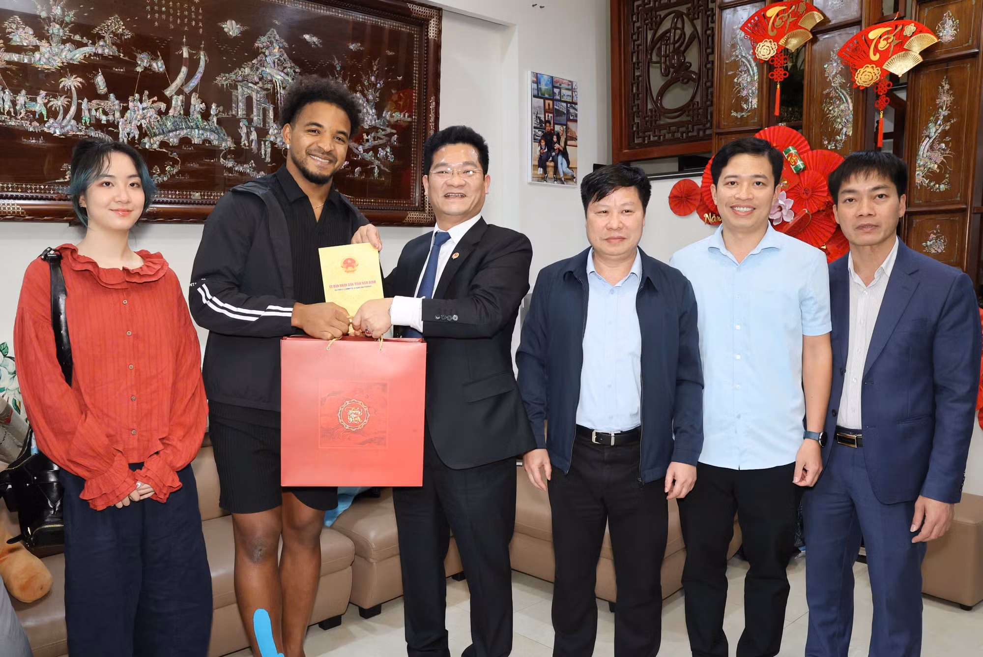 Chiều 25/1, tức ngày 26 Tết Âm lịch, Phó Chủ tịch Thường trực Ủy ban nhân dân tỉnh Nam Định Trần Anh Dũng gửi lời chúc năm mới đến gia đình cầu thủ Nguyễn Xuân Son. Chiều 25/1, tức ngày 26 Tết Âm lịch, Phó Chủ tịch Thường trực Ủy ban nhân dân tỉnh Nam Định Trần Anh Dũng gửi lời chúc năm mới đến gia đình cầu thủ Nguyễn Xuân Son.