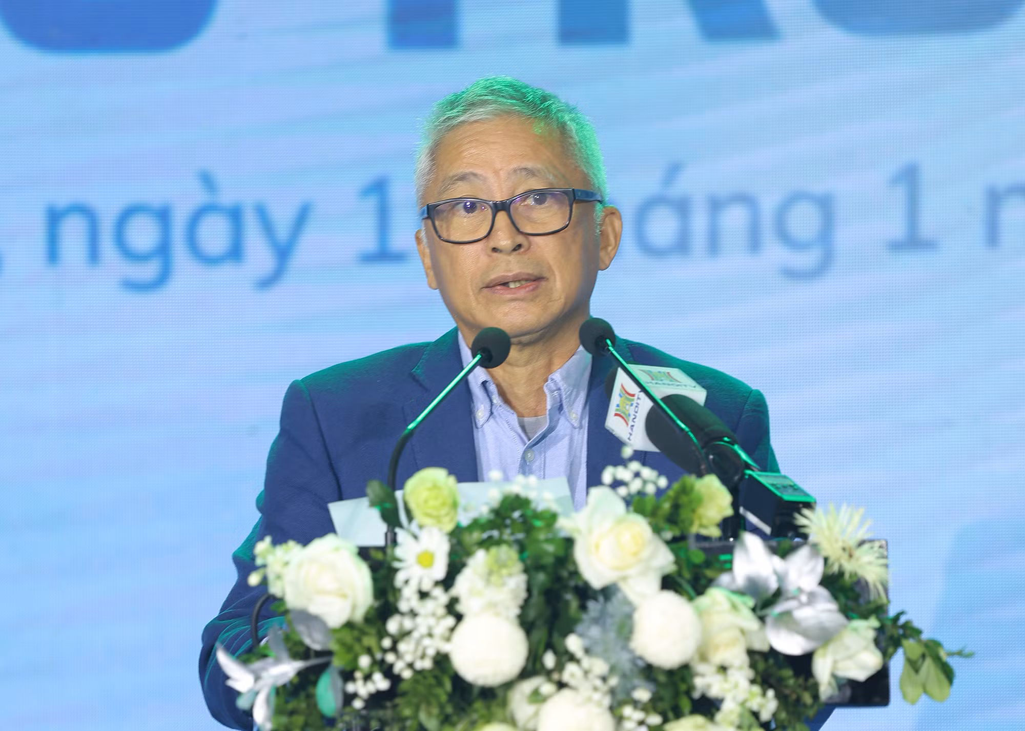 Dẫn chứng các số liệu đáng lo ngại, ông Tùng khẳng định: Vấn đề ô nhiễm không khí cần phải được giải quyết một cách "quyết liệt". Dẫn chứng các số liệu đáng lo ngại, ông Tùng khẳng định: Vấn đề ô nhiễm không khí cần phải được giải quyết một cách "quyết liệt".