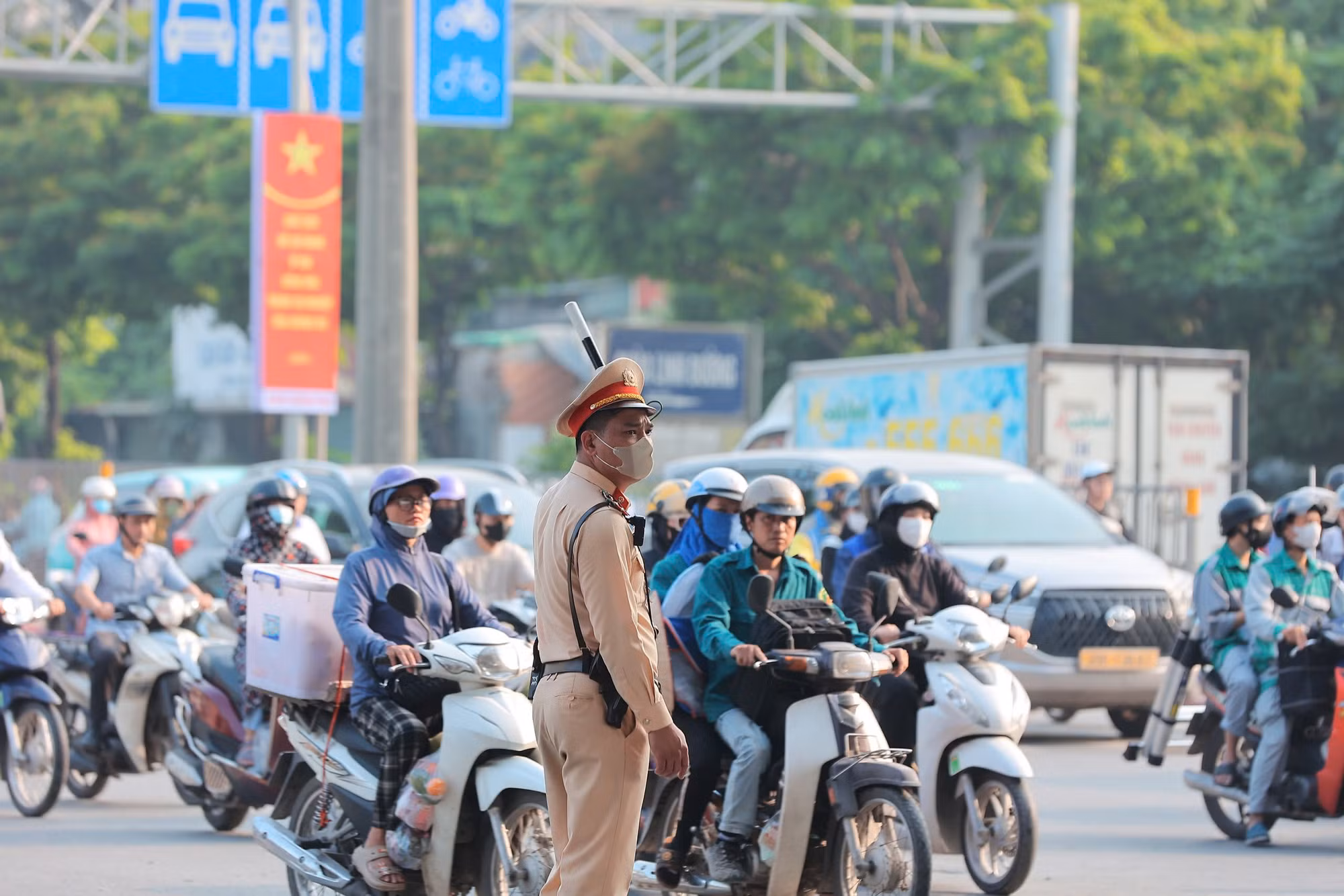 Lực lượng Cảnh sát giao thông đã có mặt từ sớm để điều tiết giao thông, tránh ùn tắc cục bộ. Ảnh ghi nhận tại nút giao thông trên đường Giải Phóng. Lực lượng Cảnh sát giao thông đã có mặt từ sớm để điều tiết giao thông, tránh ùn tắc cục bộ. Ảnh ghi nhận tại nút giao thông trên đường Giải Phóng.