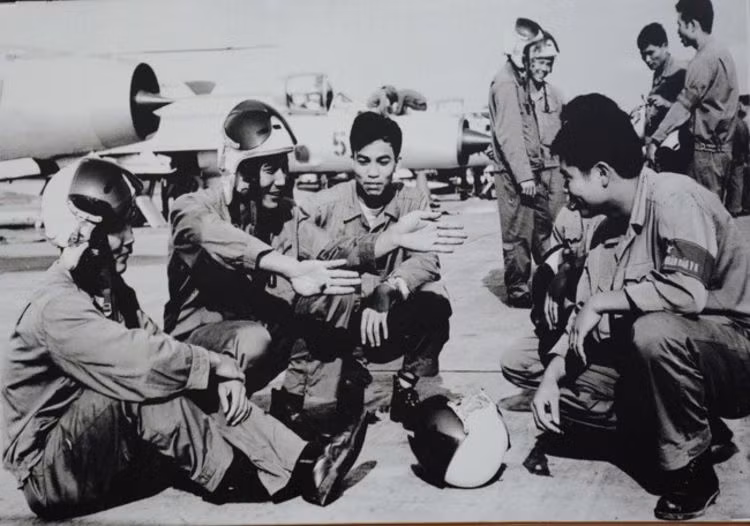 Biên đội MiG-21 rút kinh nghiệm sau trận bắn rơi F-4 yểm hộ cho các lực lượng đánh B-52, ngày 27/12/1972. (Ảnh: Tư liệu)
