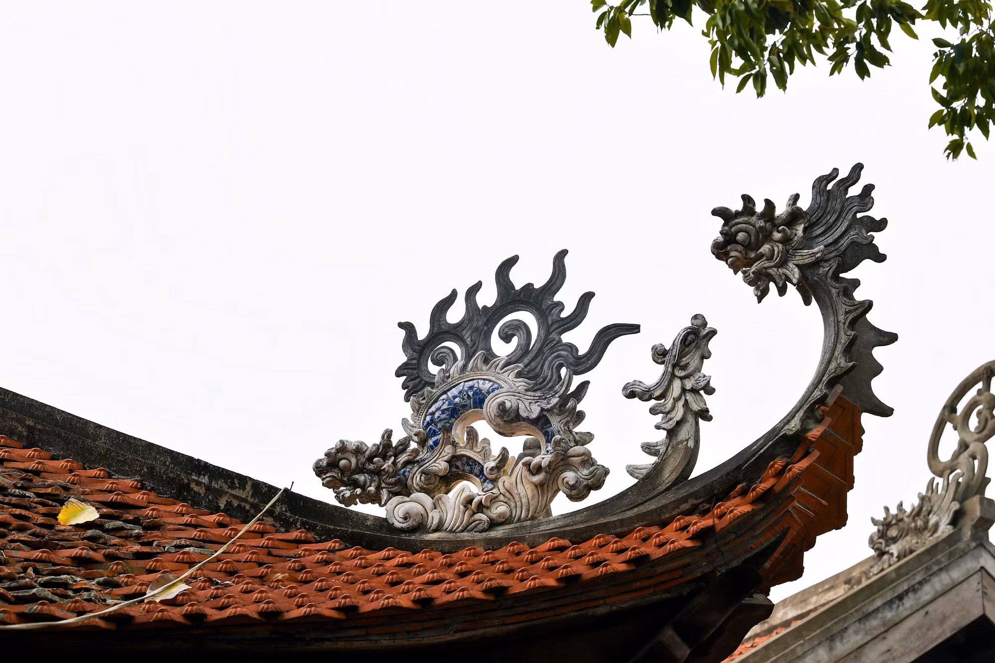 Những họa tiết tinh xảo được tiền nhân dày công đắp nặn trên mái đình Việt.