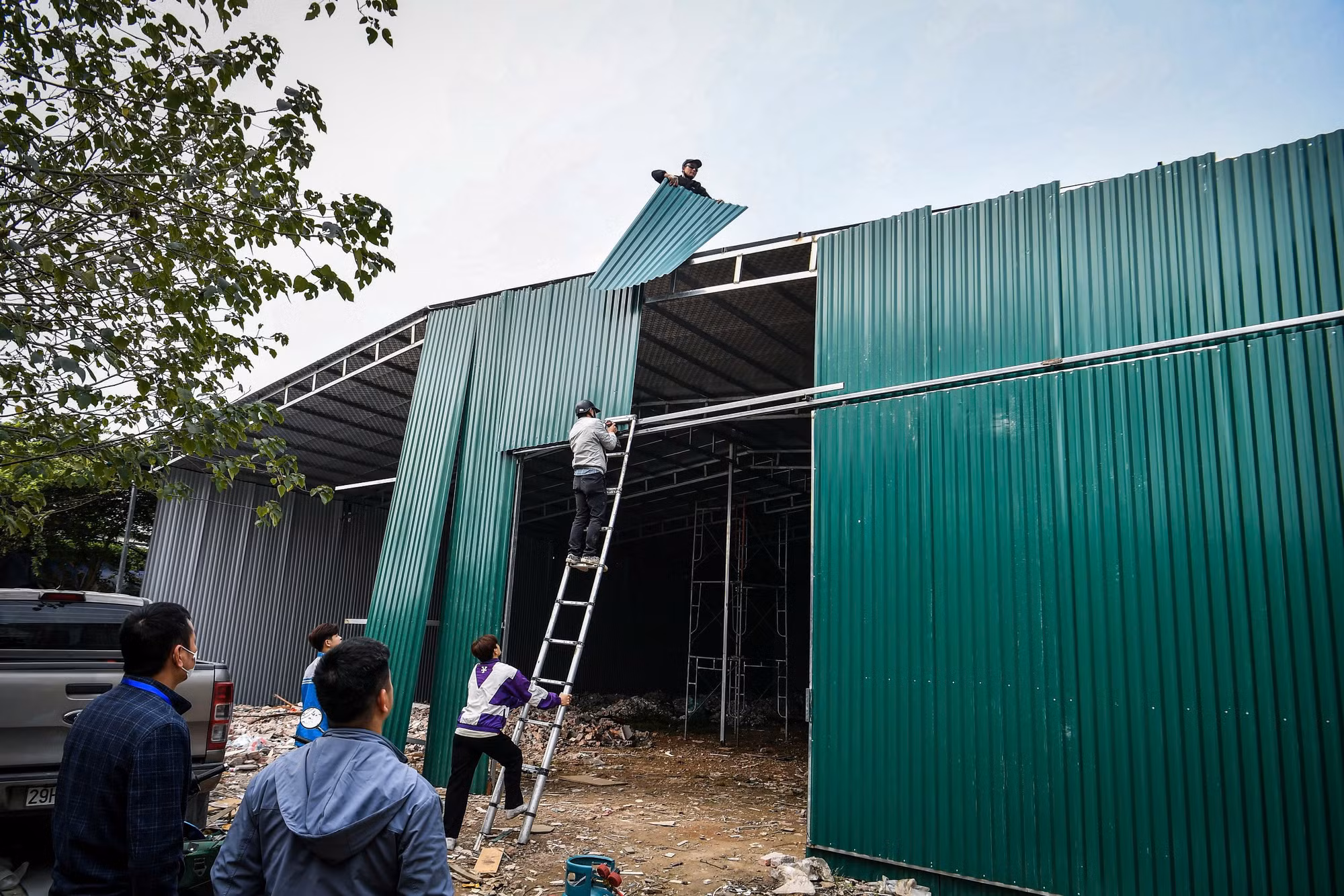 Tiếp nhận thông tin, Ủy ban nhân dân xã Tân Triều đã phối hợp cùng lực lượng Công an xã, các bộ phận chuyên môn tiến hành kiểm tra, rà soát. Cơ quan chức năng cũng đã yêu cầu người vi phạm khôi phục trả lại hiện trạng ban đầu, tổ chức xử lý, tháo dỡ các công trình vi phạm.