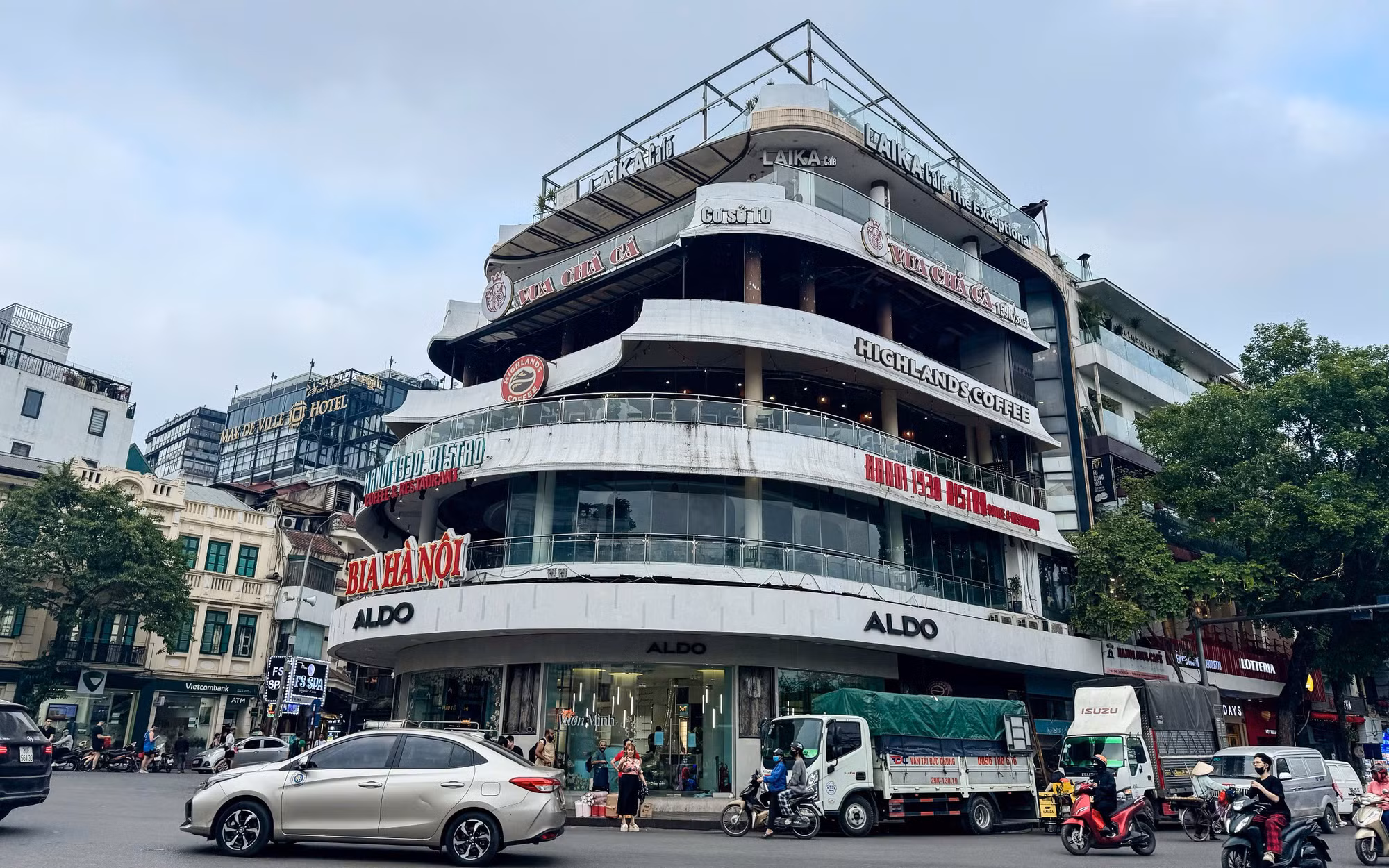 Chiều 21/4, trước cửa tòa nhà "Hàm cá mập" xuất hiện nhiều xe vận chuyển.