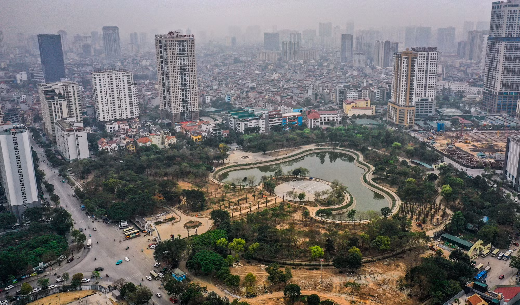 Toàn cảnh công viên Cầu Giấy nhìn từ trên cao. Toàn cảnh công viên Cầu Giấy nhìn từ trên cao.