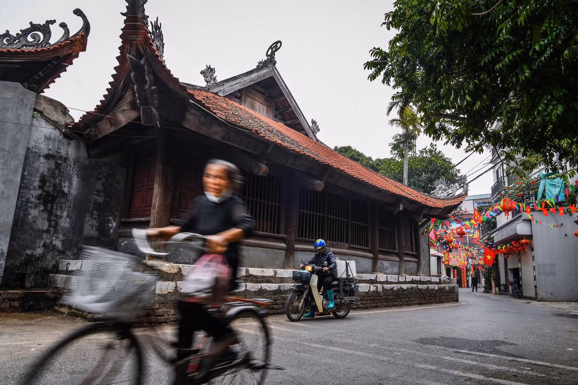 Khu di tích nằm ở trung tâm làng Đại Phùng, trên một khuôn viên rộng 2.542m2, ở vị trí thoáng đẹp, trông theo hướng tây. Kiến trúc Đình Đại Phùng gồm ba hạng mục chính là tiền tế, đại bái và hậu cung; đầu hồi phía phải là một giếng cổ, nguồn nước đá ong bốn mùa trong xanh.