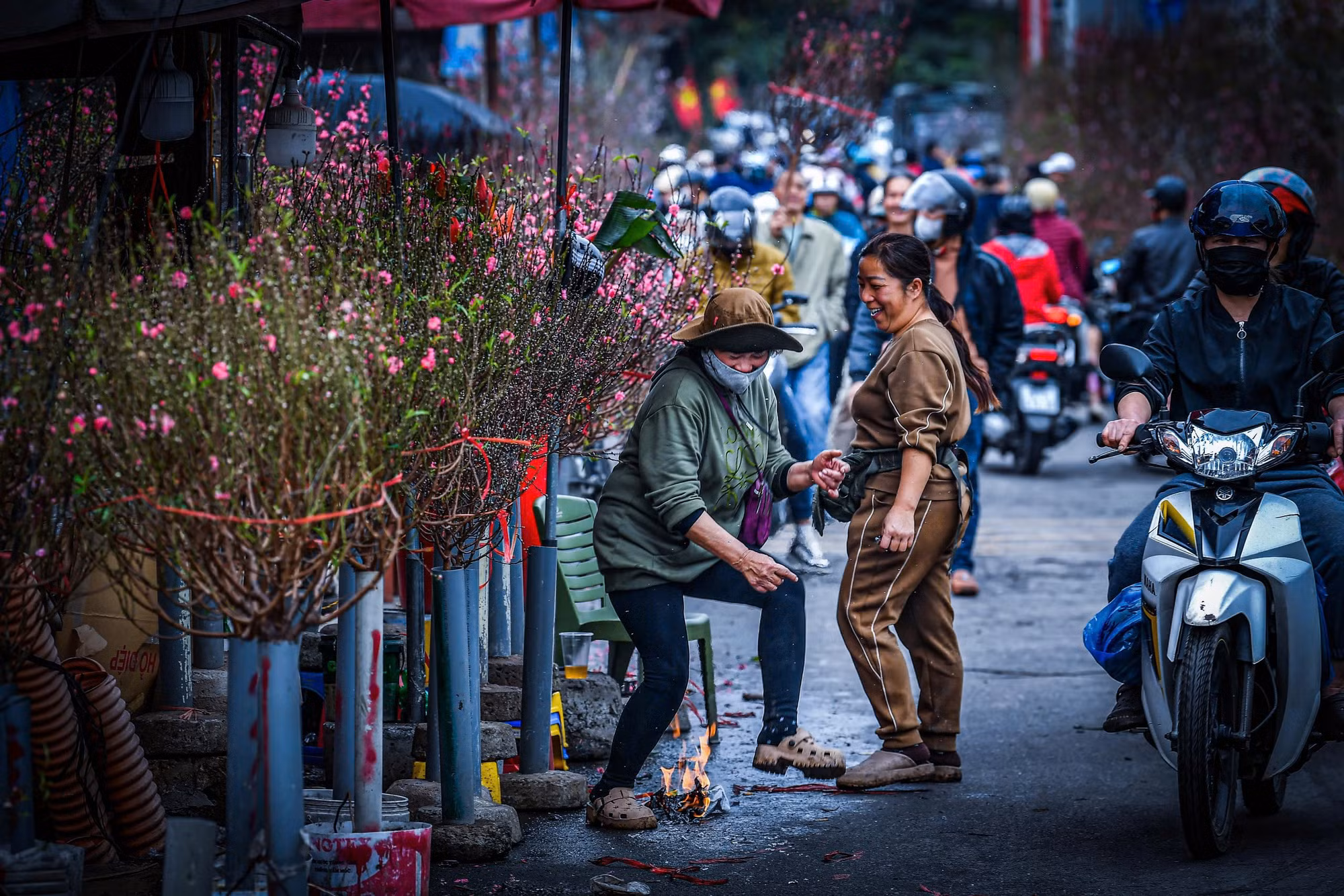 Đốt vía mong khách tại chợ hoa Quảng Bá.