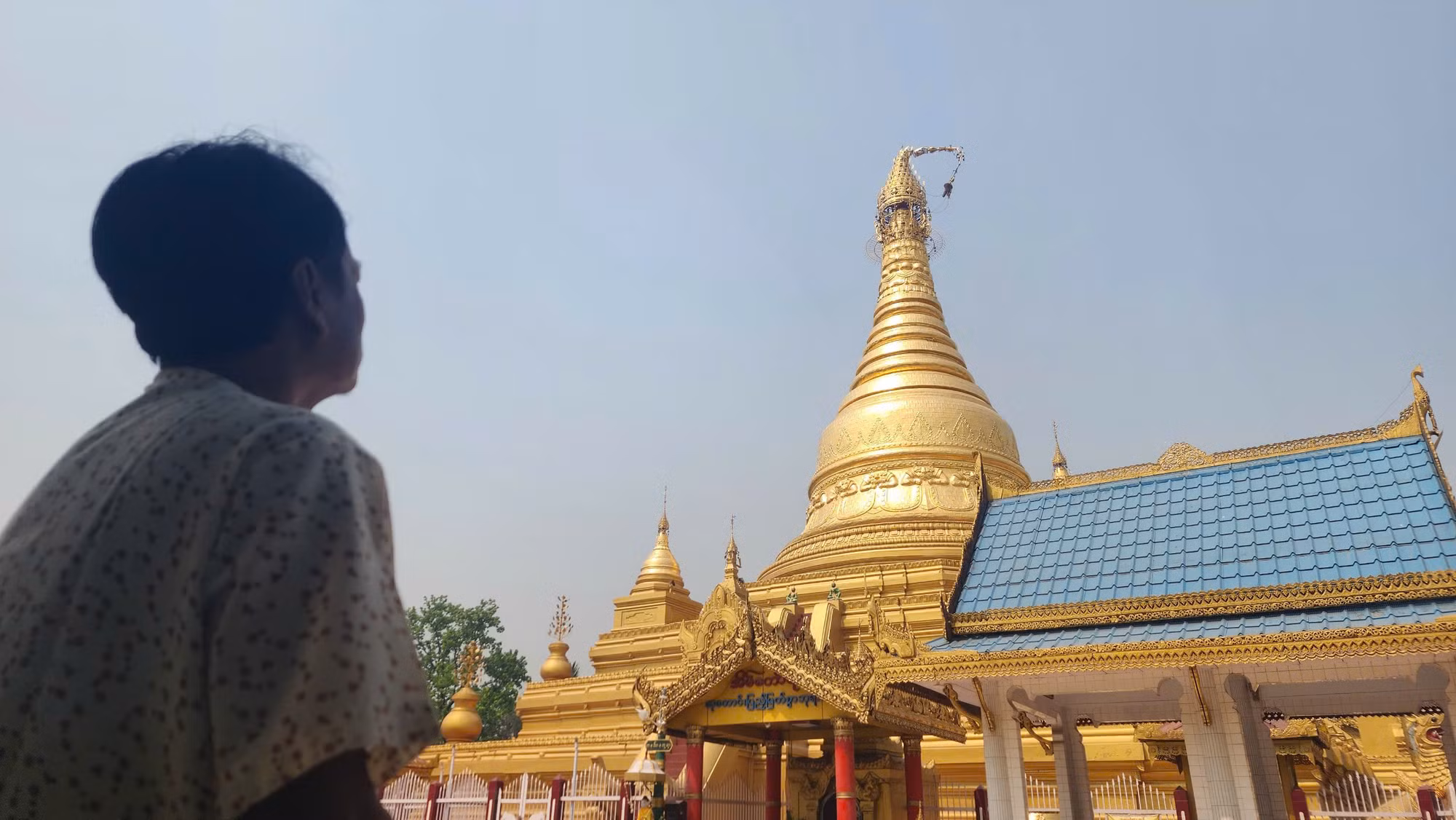 Ngay cả ngọn của tòa tháp trung tâm cũng bị rung chấn bẻ gập.