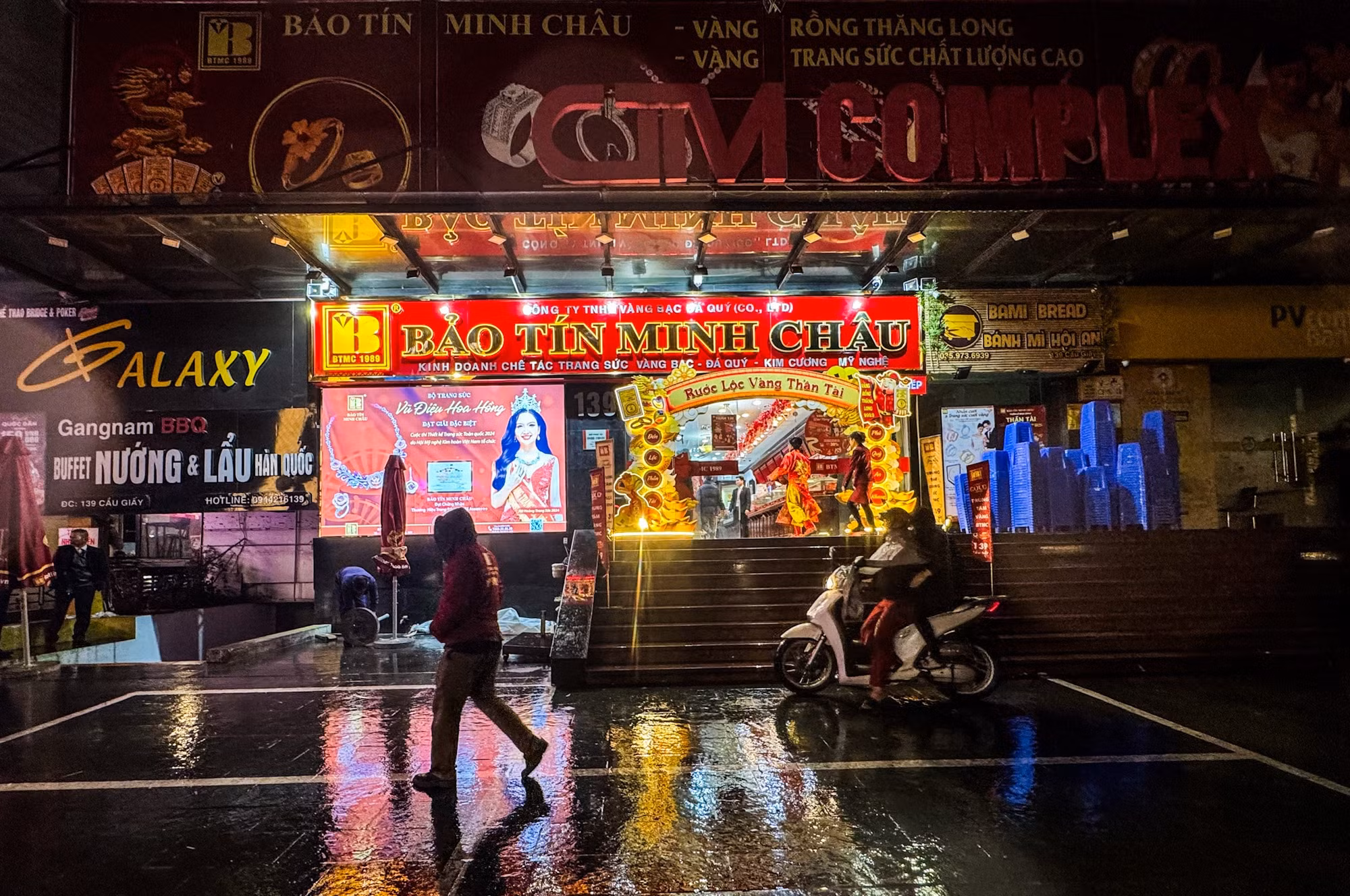 Sáng nay (7/2) là ngày vía thần Tài 10/1 âm lịch, được coi là ngày hội mua vàng theo tín ngưỡng dân gian. Từ lâu, cứ vào ngày này, nhiều người lại đổ đến những tiệm vàng uy tín để mua vàng đầu năm với mong muốn cả năm đón tài lộc, may mắn. Tuy nhiên, theo ghi nhận của phóng viên, năm nay, lượng khách tới thực hiện giao dịch không quá đông.