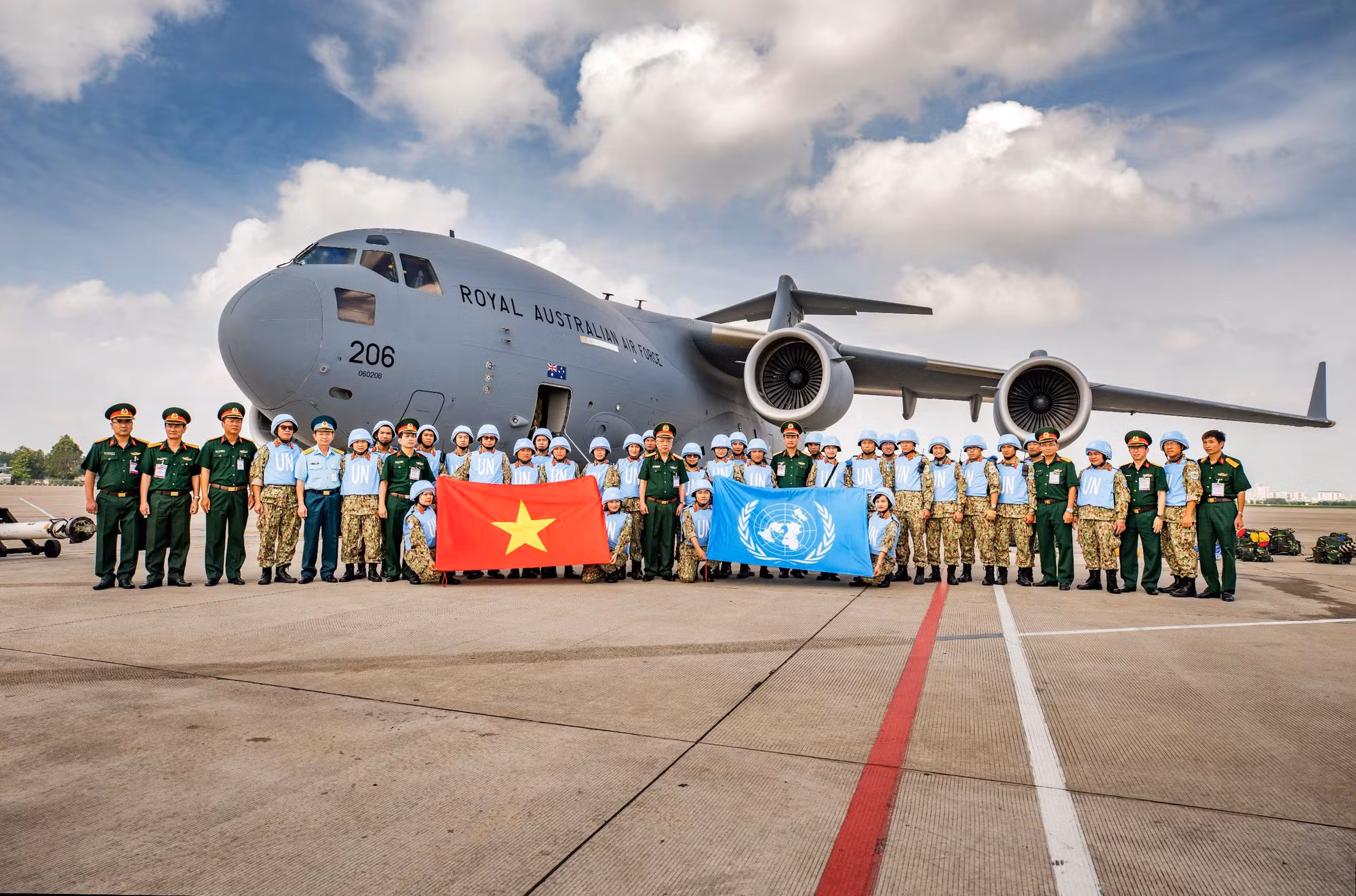 Những câu chuyện về lòng dũng cảm, tinh thần trách nhiệm, sự hy sinh quên mình vì mục tiêu cao cả của các chiến sĩ 'mũ nồi xanh' Việt Nam sẽ là nguồn động lực mạnh mẽ, khơi dậy lòng yêu nước, tự hào dân tộc và khát vọng cống hiến của những thế hệ tương lai". Những câu chuyện về lòng dũng cảm, tinh thần trách nhiệm, sự hy sinh quên mình vì mục tiêu cao cả của các chiến sĩ 'mũ nồi xanh' Việt Nam sẽ là nguồn động lực mạnh mẽ, khơi dậy lòng yêu nước, tự hào dân tộc và khát vọng cống hiến của những thế hệ tương lai".