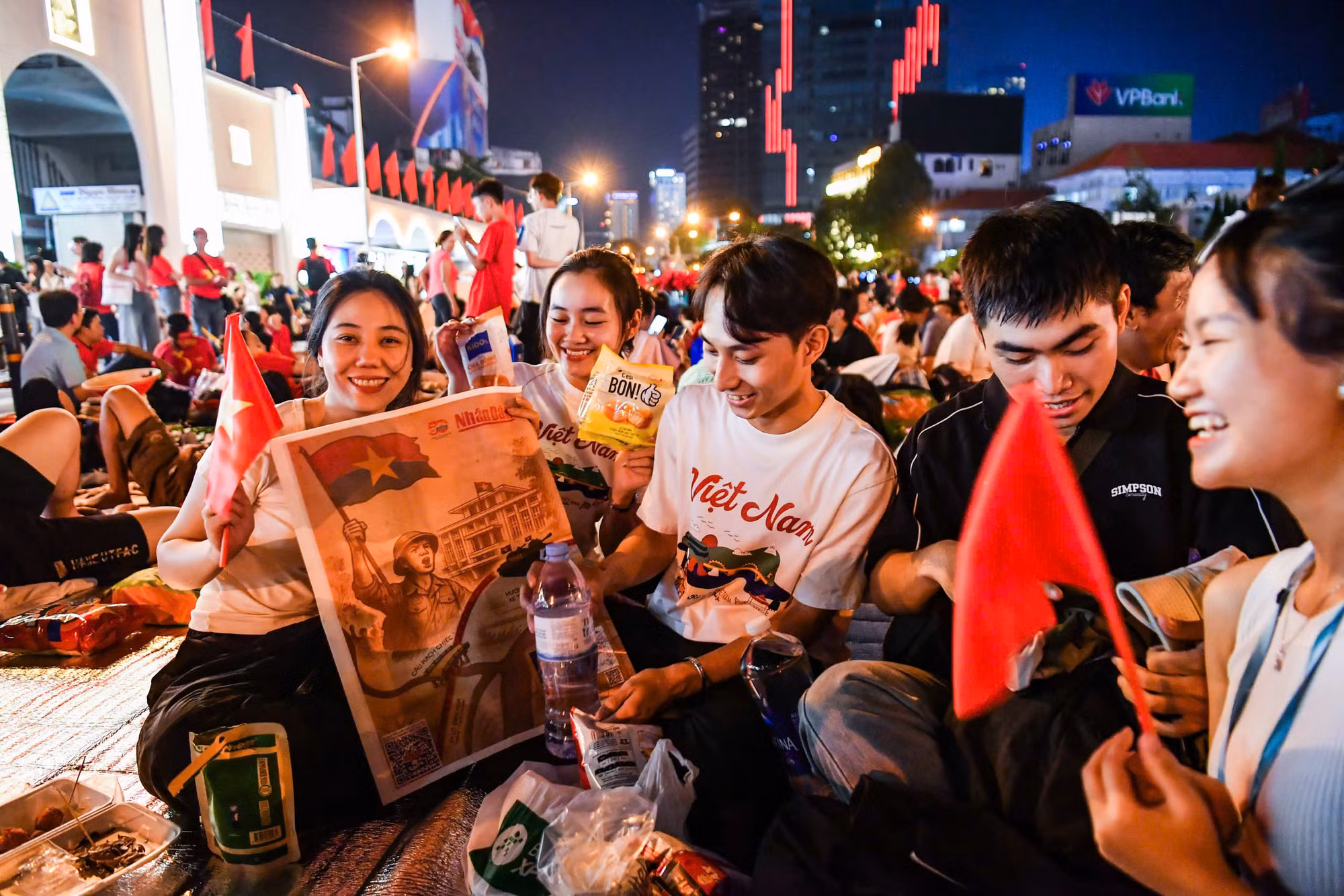 Cờ đỏ sao vàng, những chiếc áo mang dòng chữ Việt Nam và cả Phụ san đặc biệt của Báo Nhân Dân kỷ niệm 50 năm ngày Giải phóng miền nam, thống nhất đất nước - Đó là những hành trang đặc biệt các bạn trẻ mang theo để hòa mình vào lễ kỷ niệm trọng đại sáng 30/4 sắp tới...