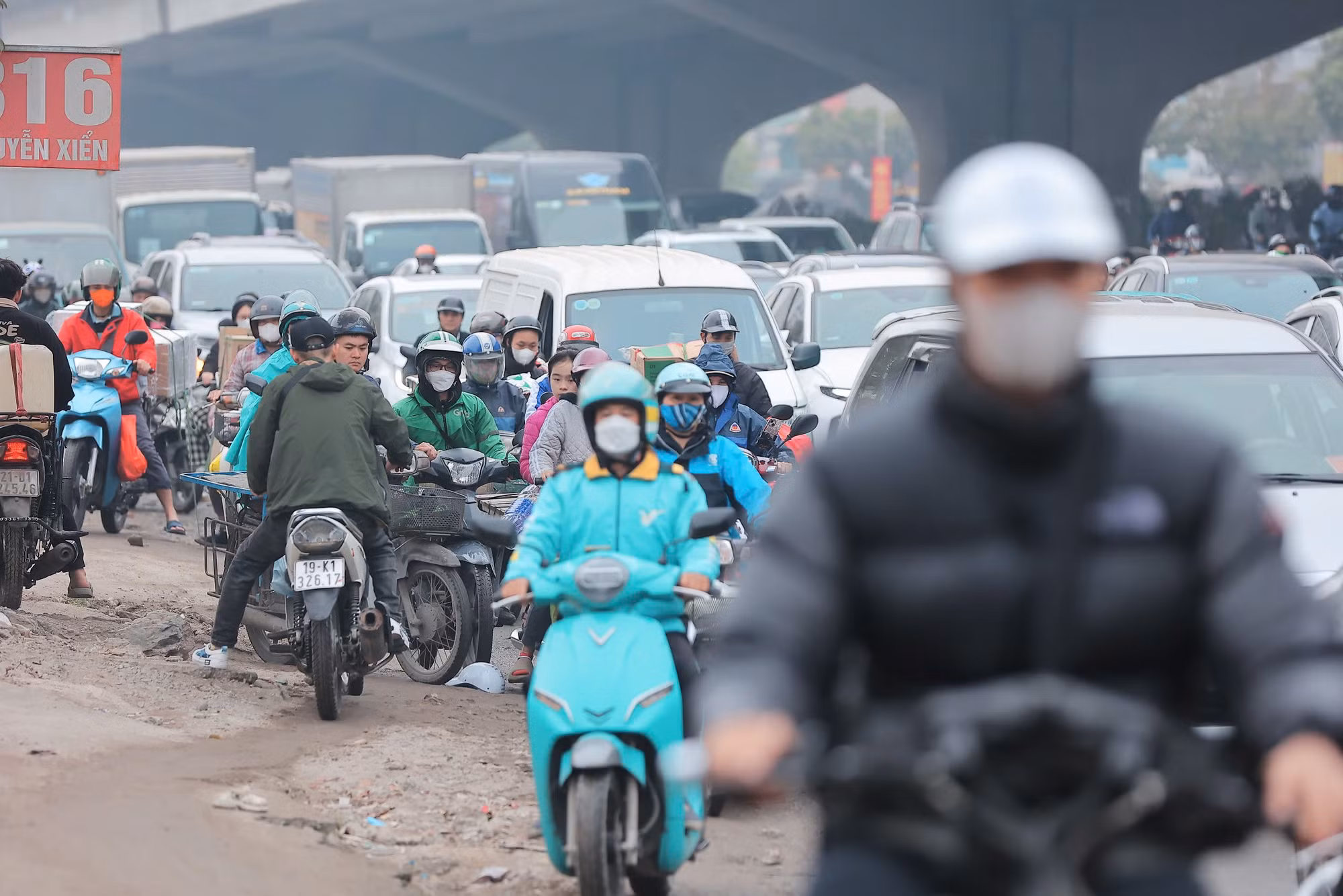 Tuy nhiên, ngay cả xe máy cũng gần như kẹt cứng lại ở các điểm đầu ngõ thành phố.