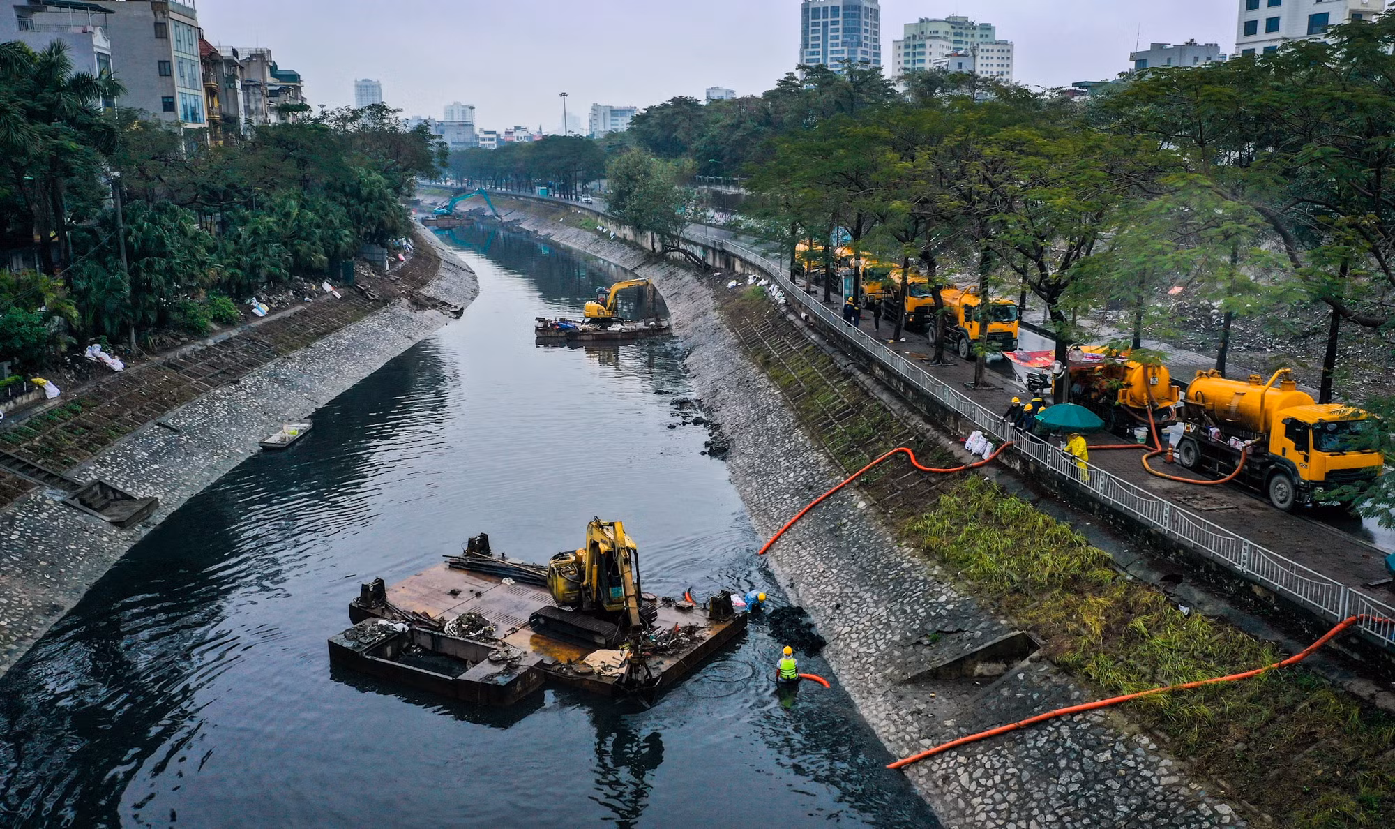Từ đầu tháng 2/2025, Ủy ban nhân dân thành phố Hà Nội đã chỉ đạo các cơ quan thực hiện việc chỉnh trang, làm sạch dòng sông. Công ty TNHH MTV Thoát nước Hà Nội là đơn vị trực tiếp tham gia vào hoạt động đặc thù này. Từ đầu tháng 2/2025, Ủy ban nhân dân thành phố Hà Nội đã chỉ đạo các cơ quan thực hiện việc chỉnh trang, làm sạch dòng sông. Công ty TNHH MTV Thoát nước Hà Nội là đơn vị trực tiếp tham gia vào hoạt động đặc thù này.