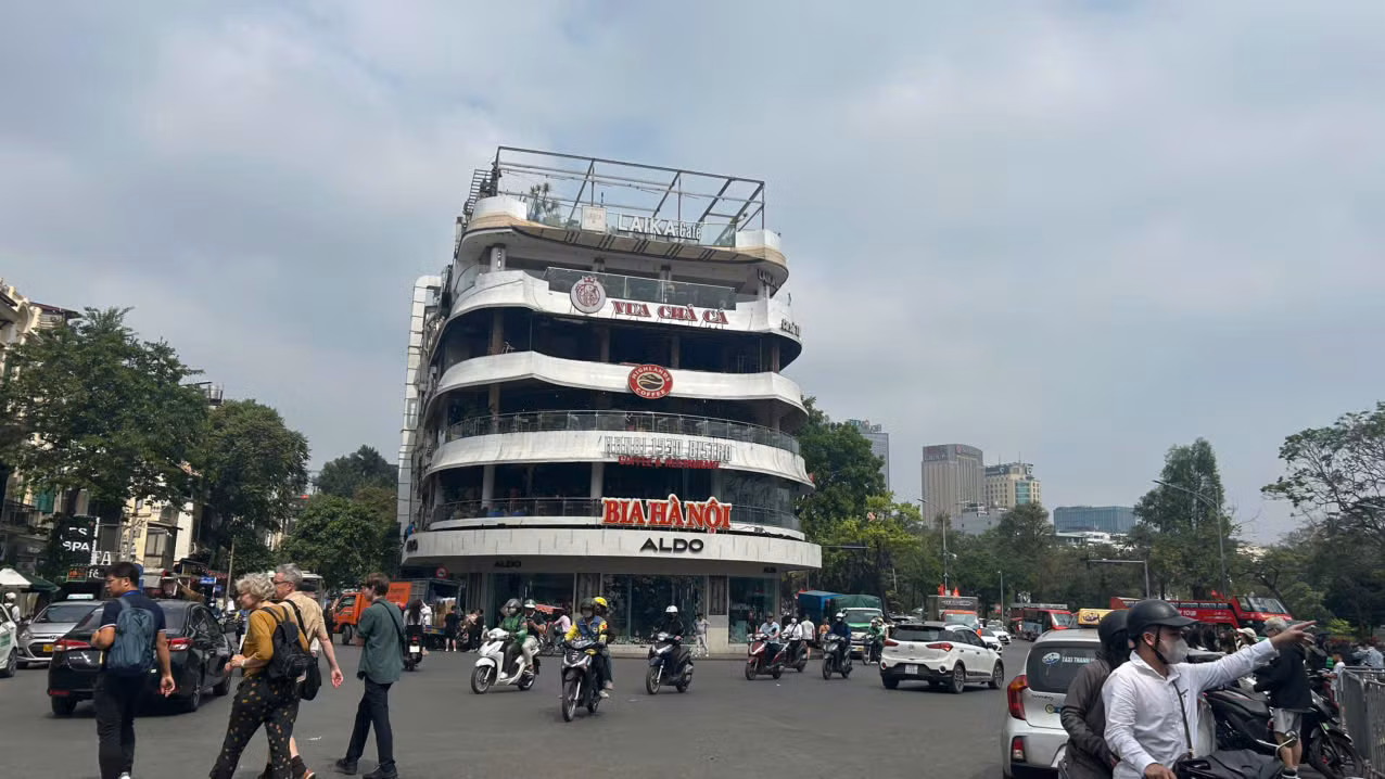 [Ảnh] Tòa nhà "Hàm cá mập" dừng đón khách, các hộ kinh doanh tất bật dọn đồ đạc 