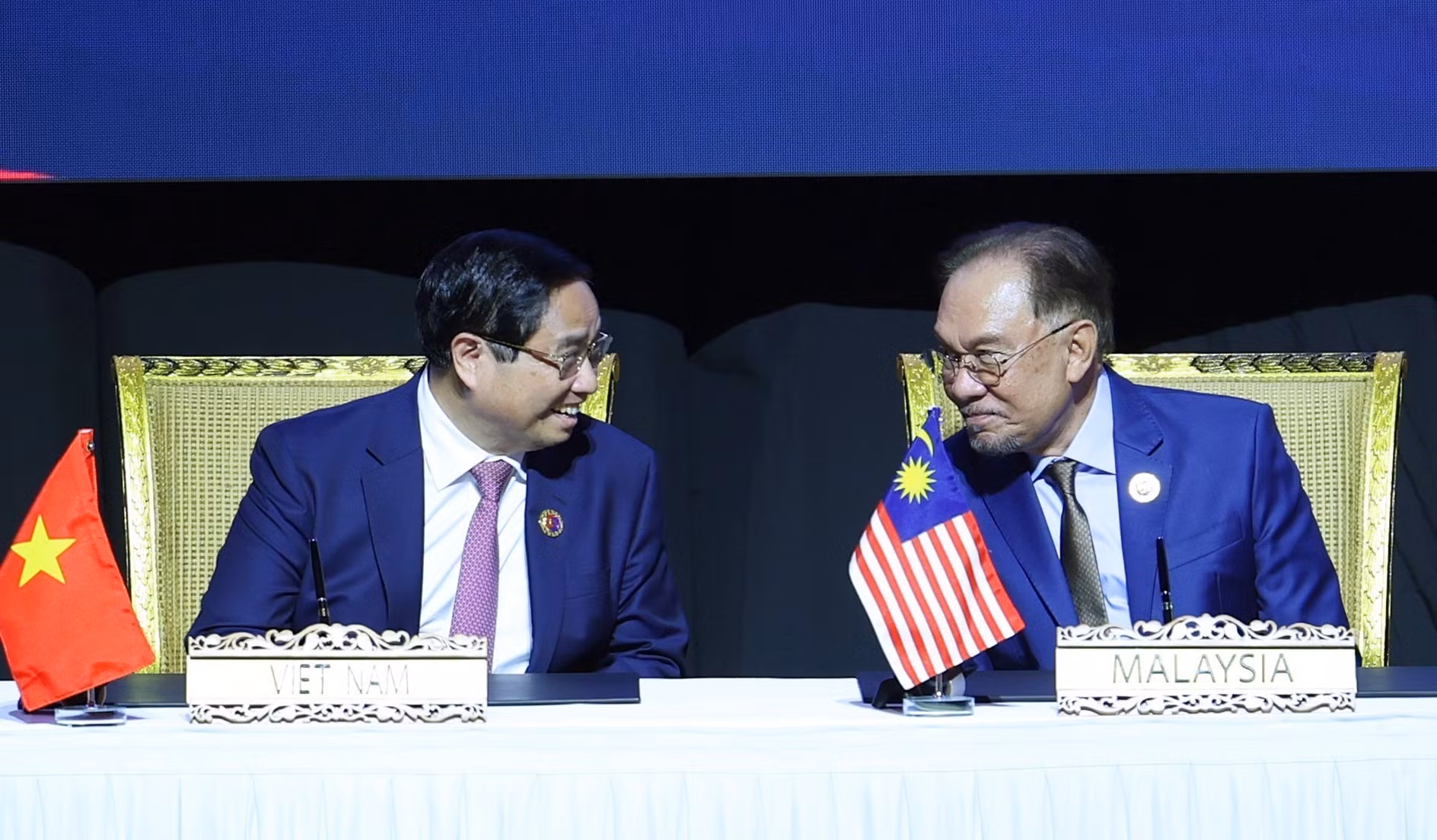 Thủ tướng Phạm Minh Chính và Thủ tướng Malaysia Anwar Ibrahim. (Ảnh: TTXVN)