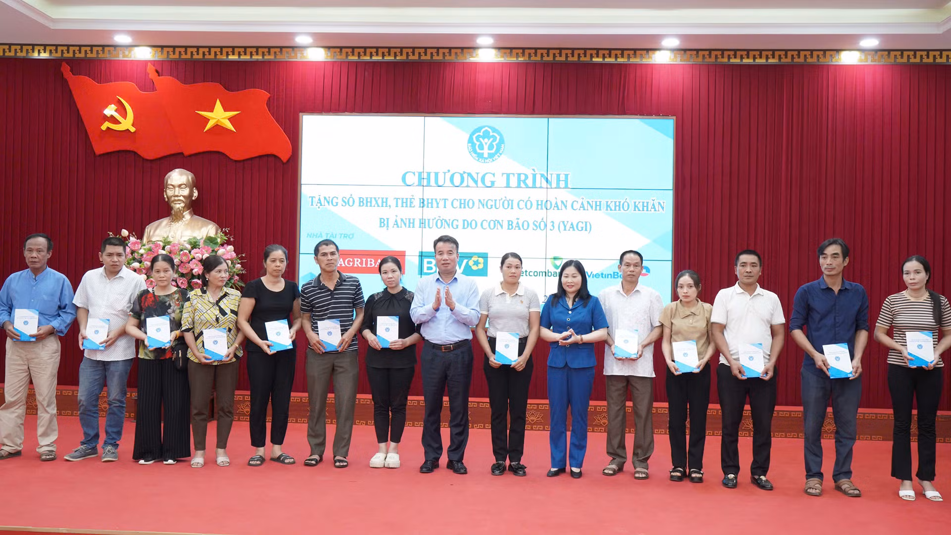 Tổng Giám đốc Nguyễn Thế Mạnh, Phó Chủ tịch Ủy ban nhân dân tỉnh Yên Bái Vũ Thị Hiền Hạnh trao tặng sổ bảo hiểm xã hội, thẻ bảo hiểm y tế cho người dân có hoàn cảnh khó khăn ở huyện Yên Bình. (Ảnh: VSS)