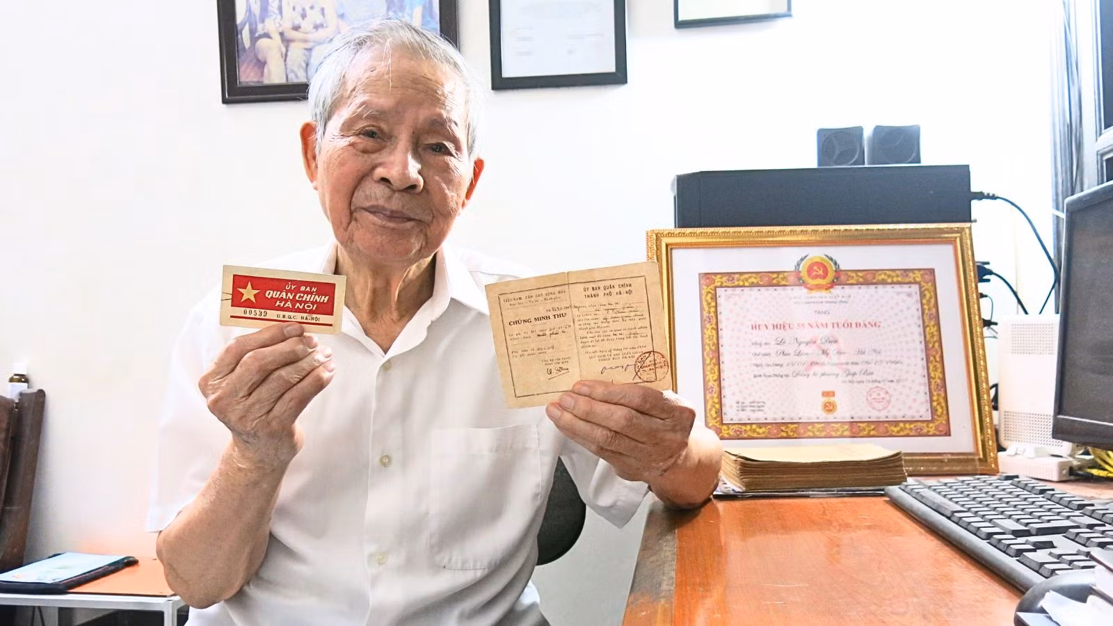 Cựu cán bộ công an Lê Nguyên Diệu bên tấm thẻ thông hành và chứng minh thư do Ủy ban Quân chính thành phố Hà Nội cấp năm 1954. (Ảnh: PHƯƠNG NAM) Cựu cán bộ công an Lê Nguyên Diệu bên tấm thẻ thông hành và chứng minh thư do Ủy ban Quân chính thành phố Hà Nội cấp năm 1954. (Ảnh: PHƯƠNG NAM)