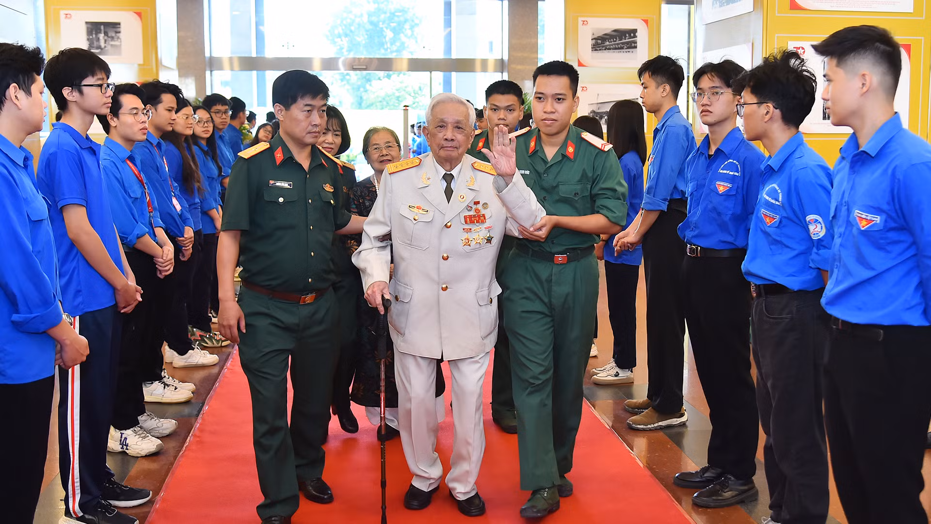 Đại biểu dự gặp mặt tri ân các đại biểu cựu chiến binh, cựu công an nhân dân, cựu thanh niên xung phong, cùng các gia đình chính sách, người có công đã trực tiếp tham gia giải phóng Thủ đô trong thời kỳ kháng chiến chống Pháp do thành phố Hà Nội tổ chức. (Ảnh: THỦY NGUYÊN)