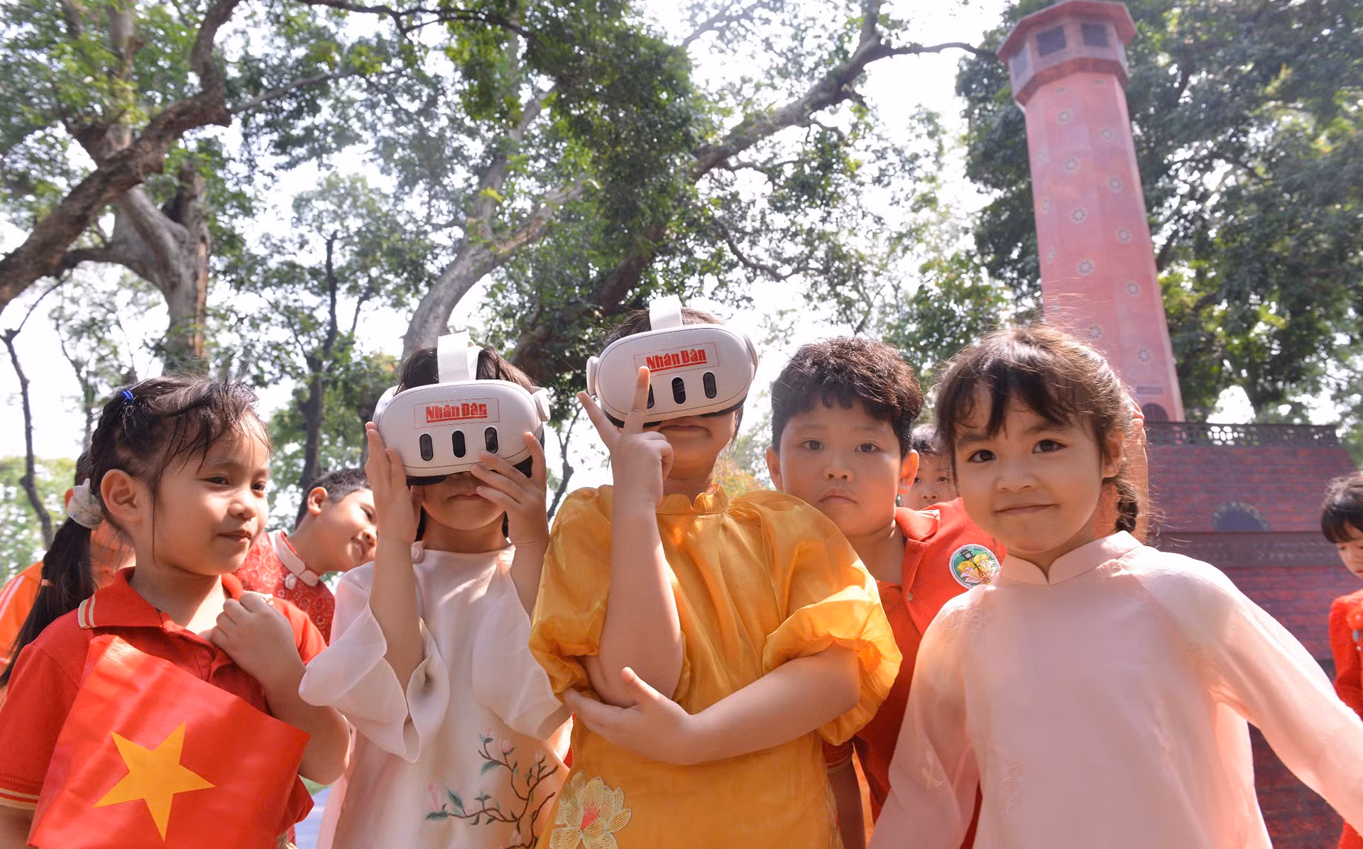 Trải nghiệm công nghệ thực tế hỗn hợp tại Triển lãm tương tác Cột cờ Hà Nội của Báo Nhân Dân. (Ảnh THẾ ĐẠI)