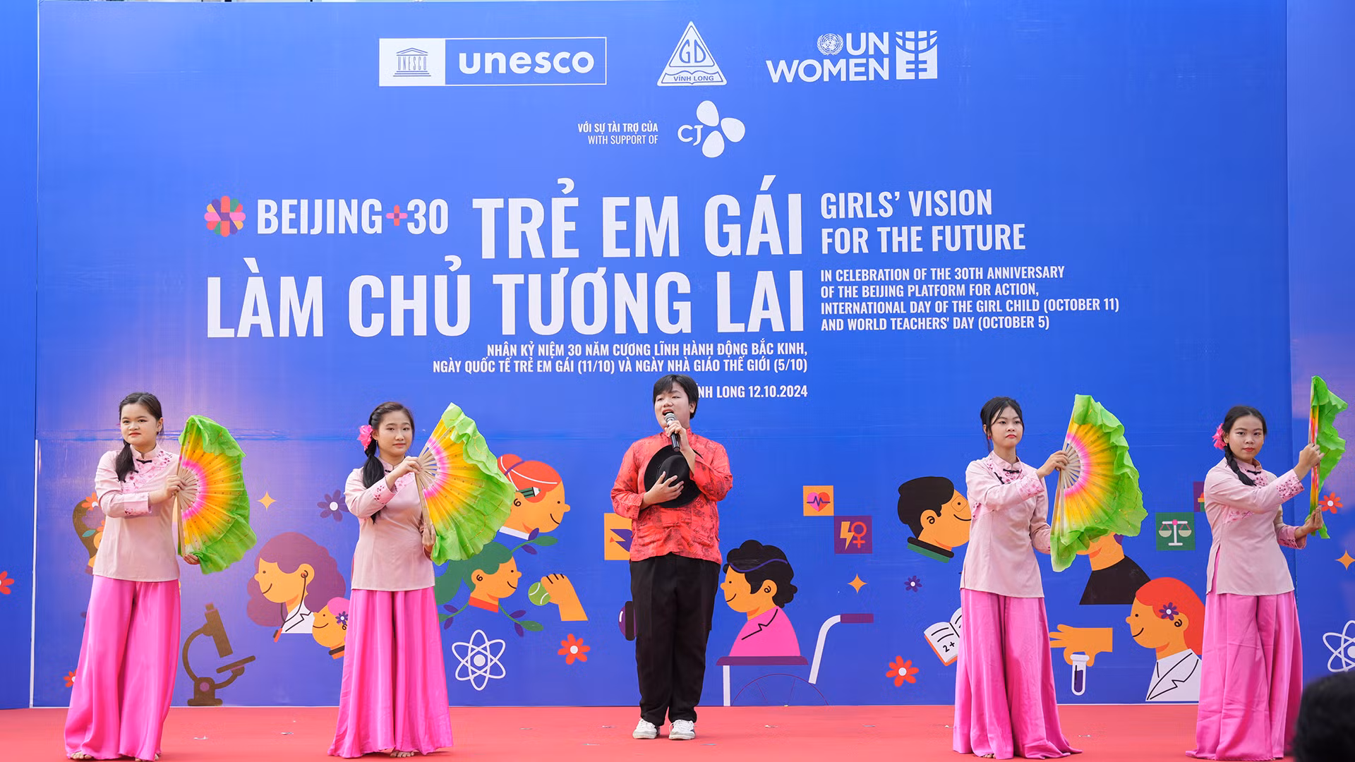 Một tiết mục văn nghệ tại chương trình “Trẻ em gái làm chủ tương lai”. (Ảnh: UN Women Việt Nam) Một tiết mục văn nghệ tại chương trình “Trẻ em gái làm chủ tương lai”. (Ảnh: UN Women Việt Nam)