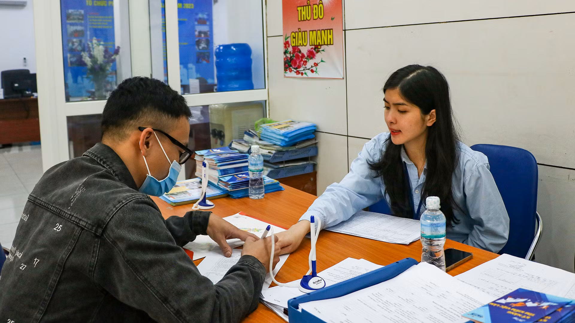Người lao động tìm hiểu thông tin tại Trung tâm Dịch vụ việc làm Hà Nội. (Ảnh: nhandan.vn)