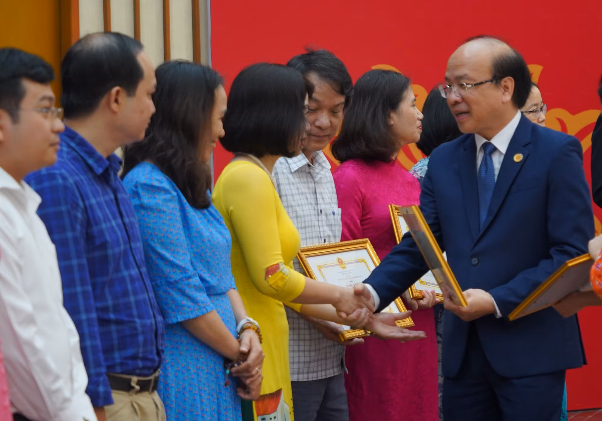 Tiến sĩ Phan Chí Hiếu trao Bằng khen cho các cá nhân có thành tích xuất sắc trong công tác nghiên cứu khoa học tại Viện Hàn lâm Khoa học xã hội Việt Nam nhân kỷ niệm Ngày Khoa học Công nghệ 18/5. Tiến sĩ Phan Chí Hiếu trao Bằng khen cho các cá nhân có thành tích xuất sắc trong công tác nghiên cứu khoa học tại Viện Hàn lâm Khoa học xã hội Việt Nam nhân kỷ niệm Ngày Khoa học Công nghệ 18/5.