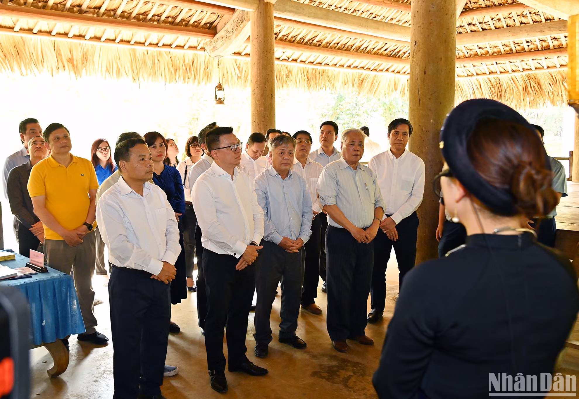 Đoàn đại biểu Báo Nhân Dân nghe giới thiệu về những sự kiện lịch sử gắn với Đình Tân Trào. Đoàn đại biểu Báo Nhân Dân nghe giới thiệu về những sự kiện lịch sử gắn với Đình Tân Trào.
