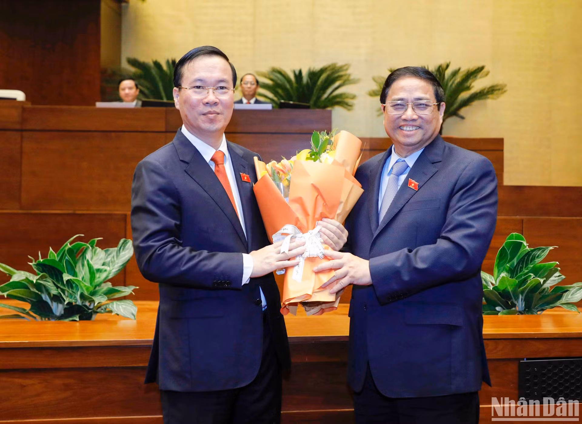 Thủ tướng Phạm Minh Chính tặng hoa chúc mừng Chủ tịch nước Võ Văn Thưởng. Thủ tướng Phạm Minh Chính tặng hoa chúc mừng Chủ tịch nước Võ Văn Thưởng.