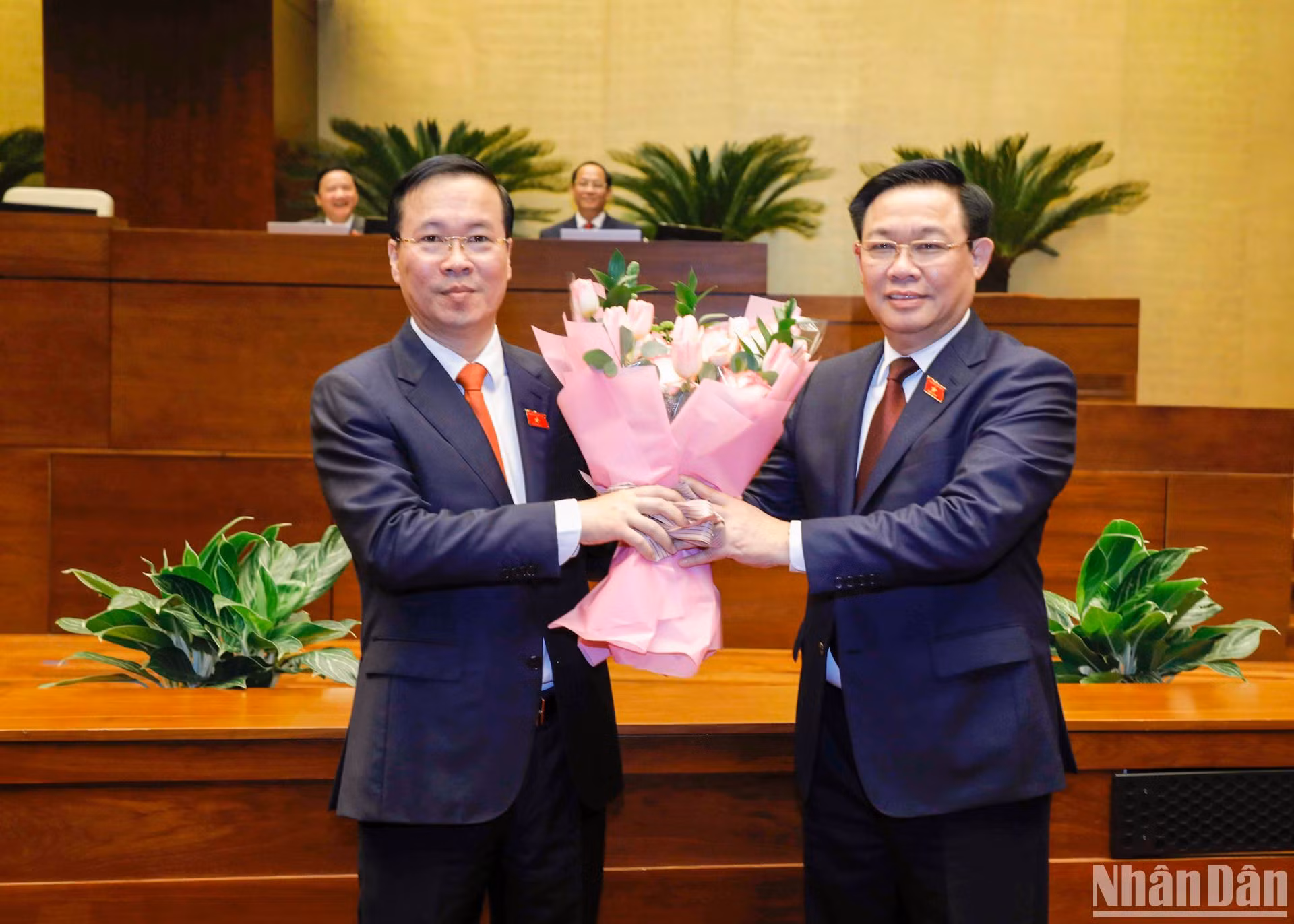 Chủ tịch Quốc hội Vương Đình Huệ tặng hoa chúc mừng Chủ tịch nước Võ Văn Thưởng. Chủ tịch Quốc hội Vương Đình Huệ tặng hoa chúc mừng Chủ tịch nước Võ Văn Thưởng.