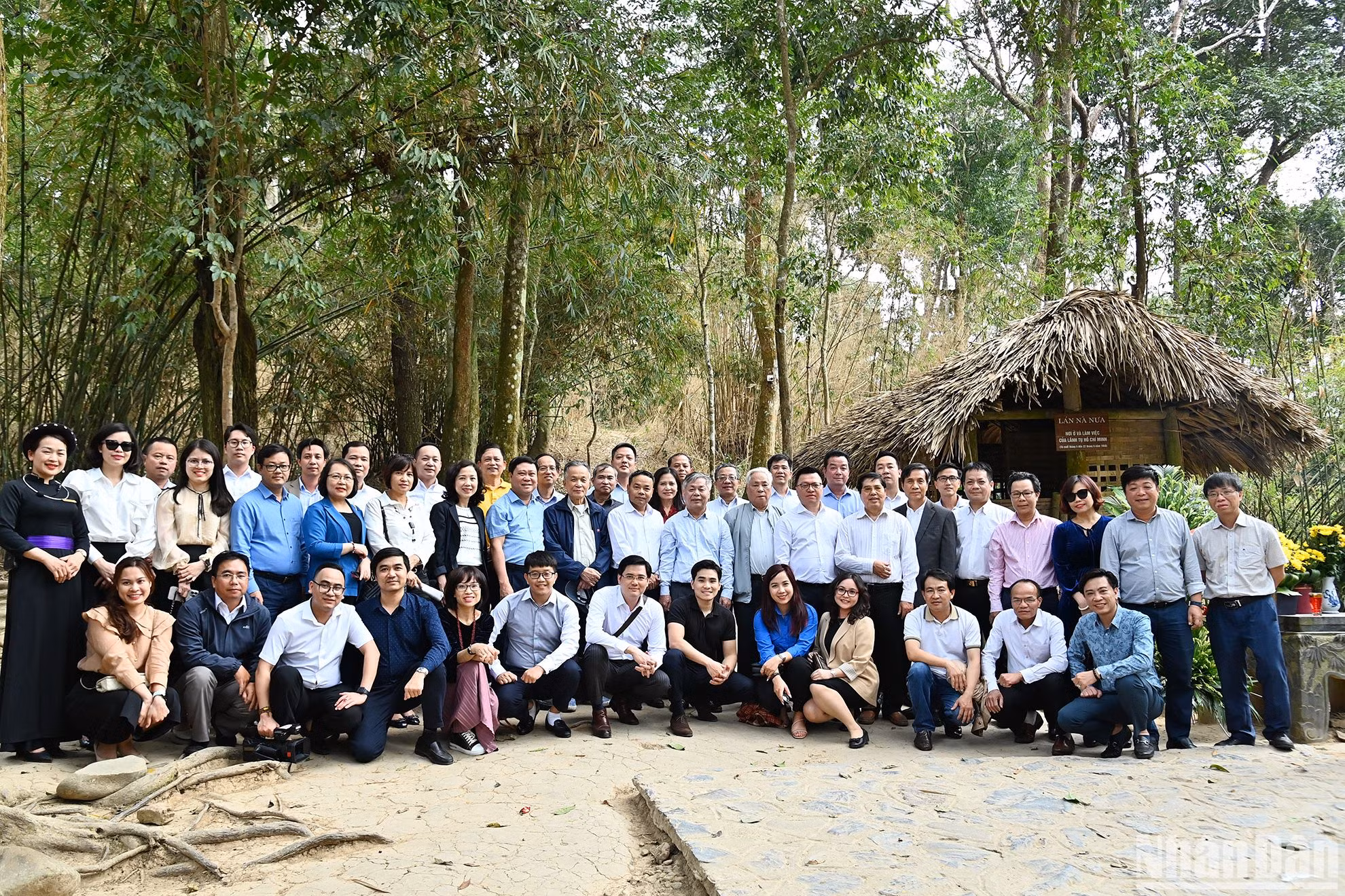 Đoàn đại biểu Báo Nhân Dân tại lán Nà Nưa thuộc Khu di tích quốc gia đặc biệt Tân Trào. Đoàn đại biểu Báo Nhân Dân tại lán Nà Nưa thuộc Khu di tích quốc gia đặc biệt Tân Trào.