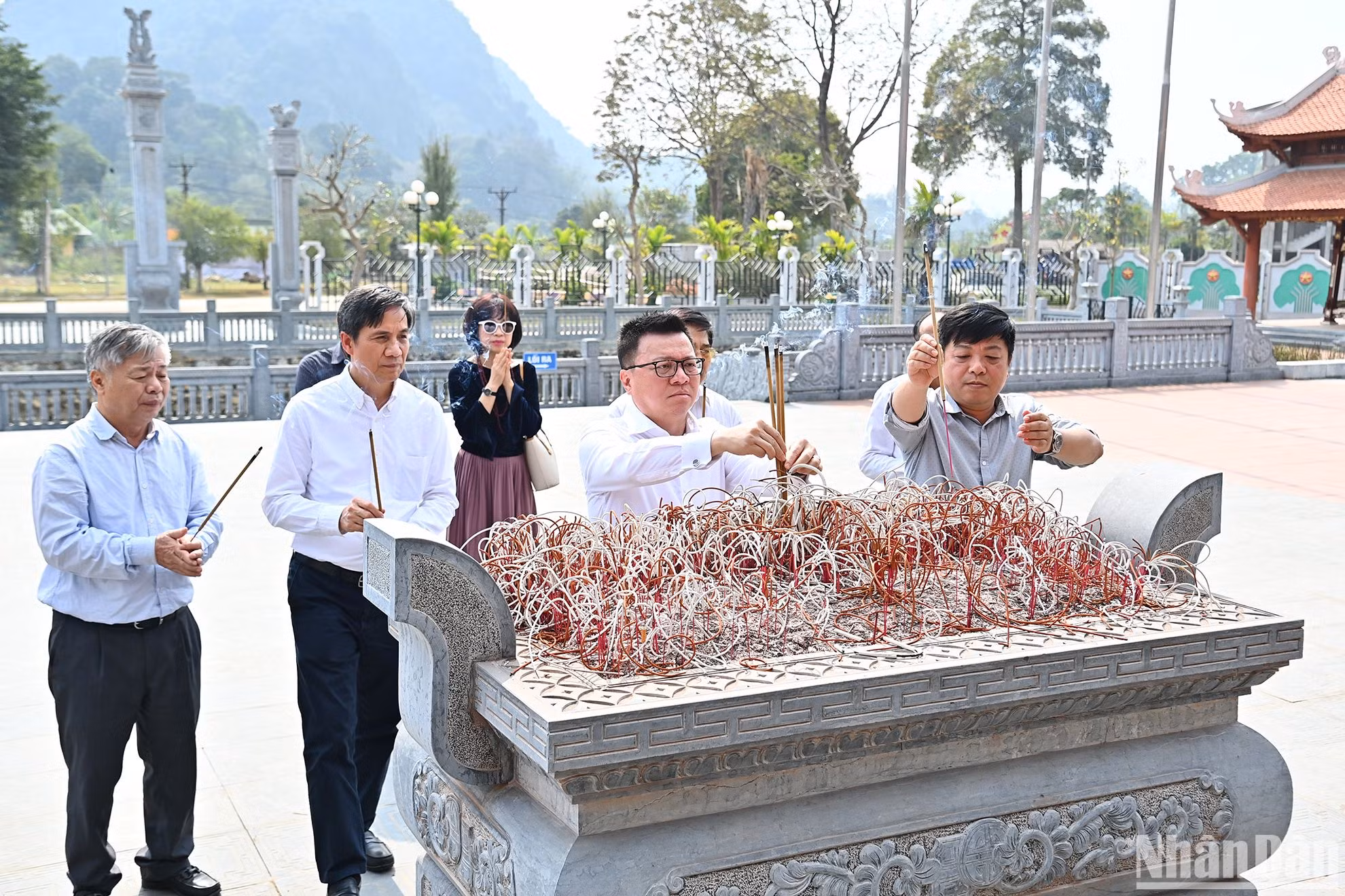 Đoàn đại biểu Báo Nhân Dân dâng hương tại Khu tưởng niệm các vị tiền bối cách mạng trong Khu Di tích quốc gia đặc biệt Tân Trào. Đoàn đại biểu Báo Nhân Dân dâng hương tại Khu tưởng niệm các vị tiền bối cách mạng trong Khu Di tích quốc gia đặc biệt Tân Trào.