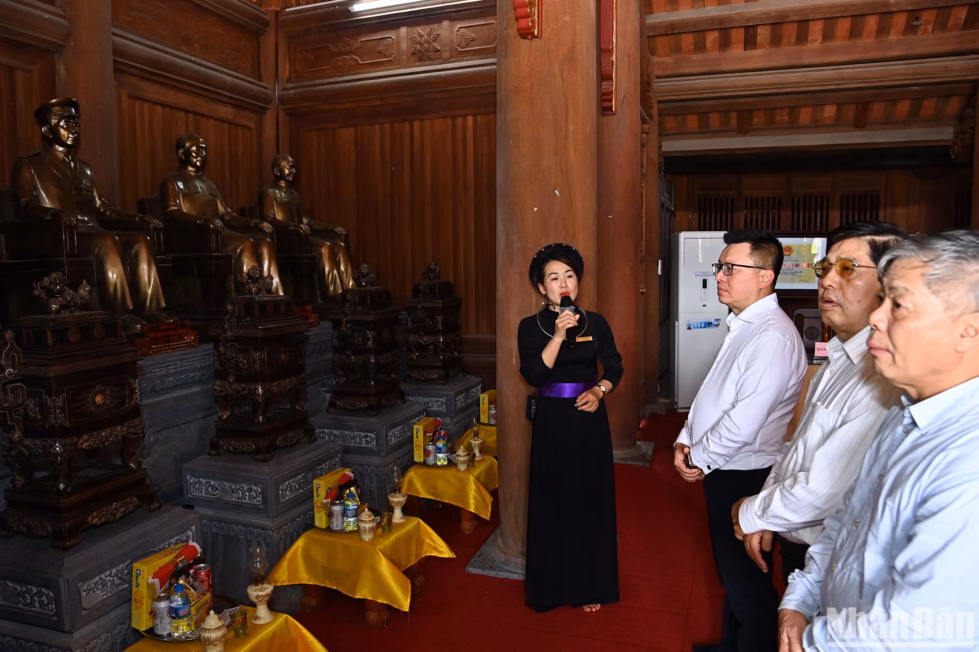 Tại đây, đoàn đã nghe giới thiệu về cuộc đời, sự nghiệp của các vị tiền bối cách mạng - những người có công lớn trong sự nghiệp giải phóng và bảo vệ đất nước. Tại đây, đoàn đã nghe giới thiệu về cuộc đời, sự nghiệp của các vị tiền bối cách mạng - những người có công lớn trong sự nghiệp giải phóng và bảo vệ đất nước.