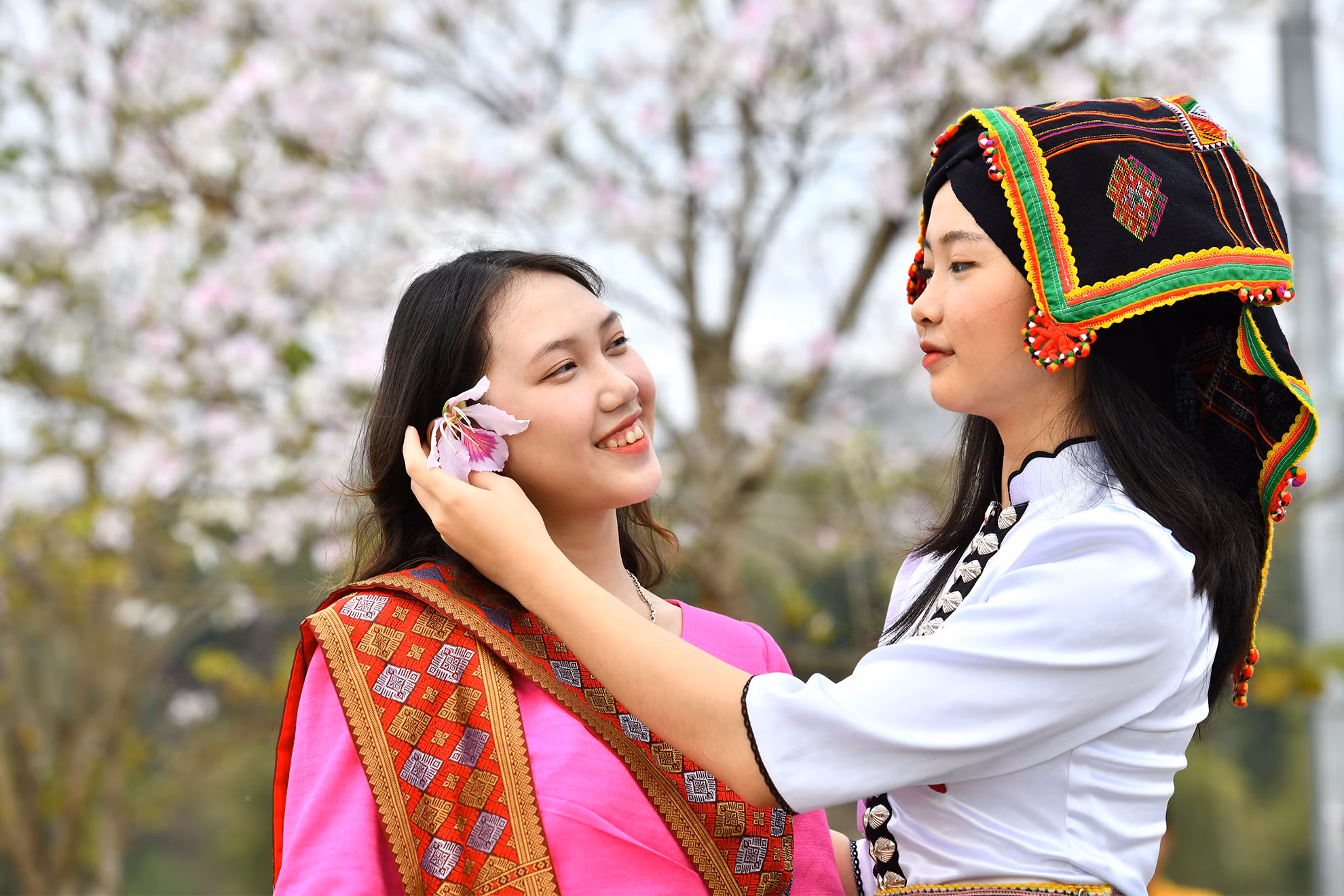 Nét đẹp dịu dàng thiếu nữ Tây Bắc mùa hoa ban.