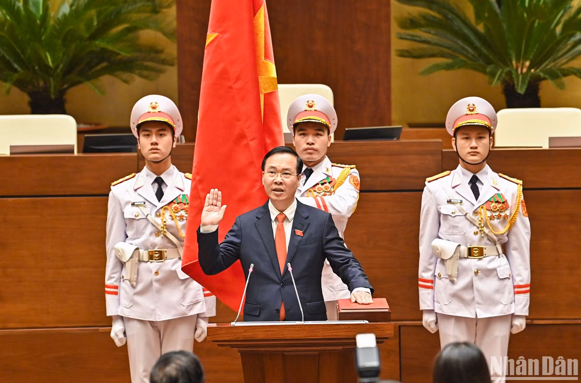 Trước sự chứng kiến của Quốc hội, đứng trước cờ Tổ quốc, tay trái đặt lên bản Hiến pháp, tay phải giơ cao, Chủ tịch nước Võ Văn Thưởng thực hiện nghi lễ tuyên thệ. Trước sự chứng kiến của Quốc hội, đứng trước cờ Tổ quốc, tay trái đặt lên bản Hiến pháp, tay phải giơ cao, Chủ tịch nước Võ Văn Thưởng thực hiện nghi lễ tuyên thệ.
