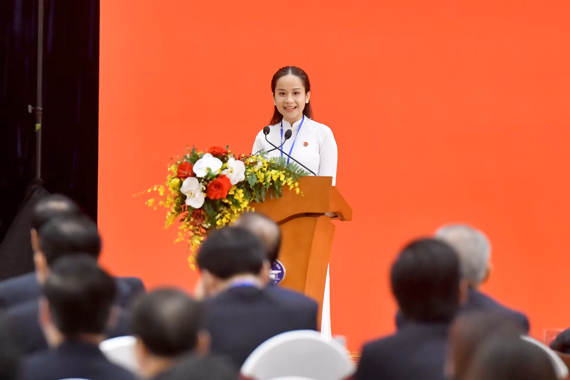 Em Lê Nguyệt Quỳnh, học sinh Trường THPT Chuyên ngữ thuộc Đại học Ngoại ngữ (Đại học Quốc gia Hà Nội) phát biểu tại cuộc gặp gỡ nhân sĩ hữu nghị và thế hệ trẻ Việt Nam-Trung Quốc.