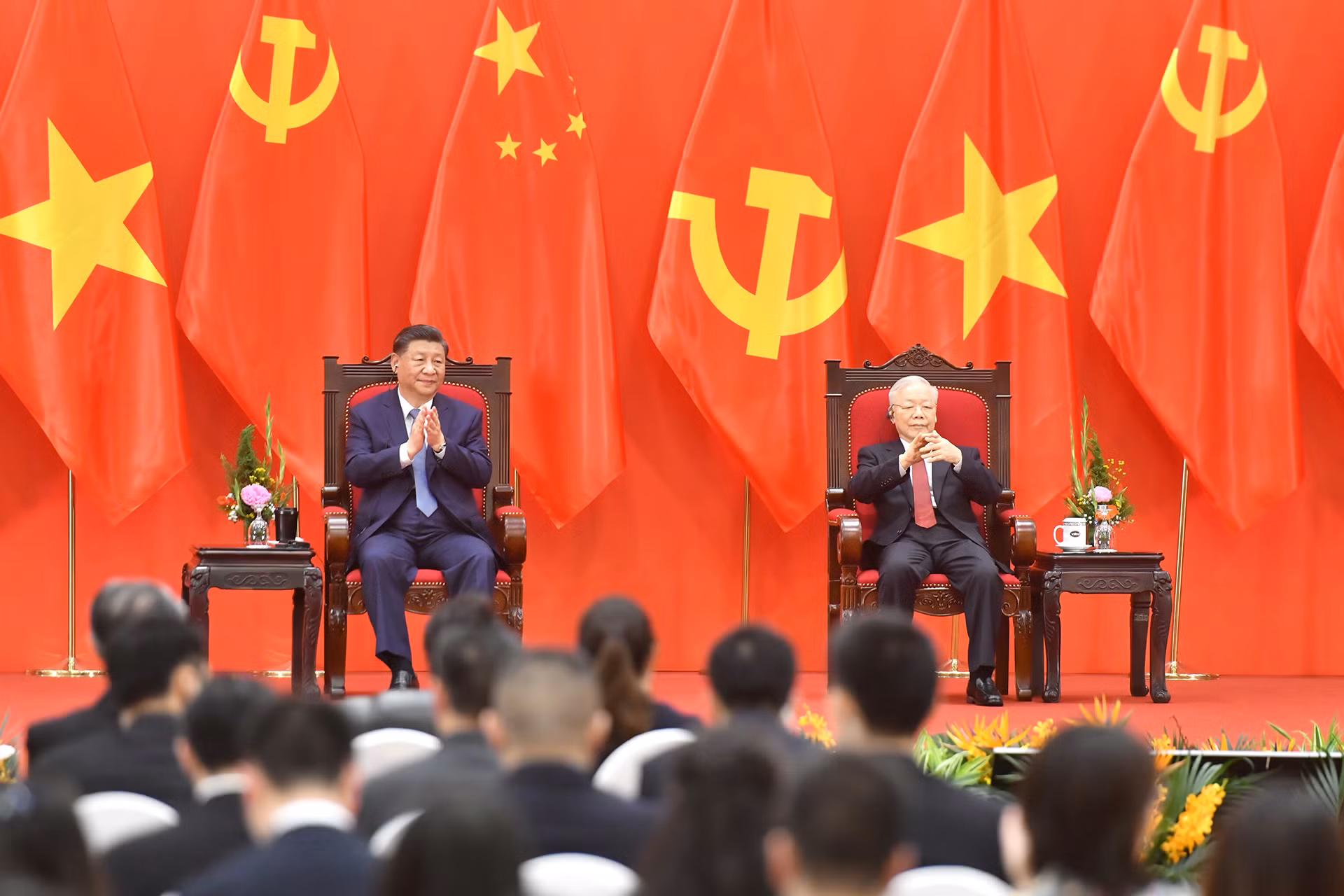 Tổng Bí thư Nguyễn Phú Trọng và Tổng Bí thư, Chủ tịch Trung Quốc Tập Cận Bình tại cuộc gặp gỡ nhân sĩ hữu nghị và thế hệ trẻ Việt Nam-Trung Quốc.