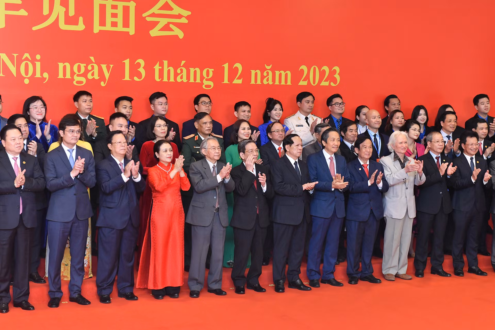 Các nhân sĩ hữu nghị và thế hệ trẻ Việt Nam-Trung Quốc chào mừng Tổng Bí thư Nguyễn Phú Trọng và Phu nhân, Tổng Bí thư, Chủ tịch Trung Quốc Tập Cận Bình và Phu nhân cùng các đại biểu tham dự cuộc gặp gỡ.