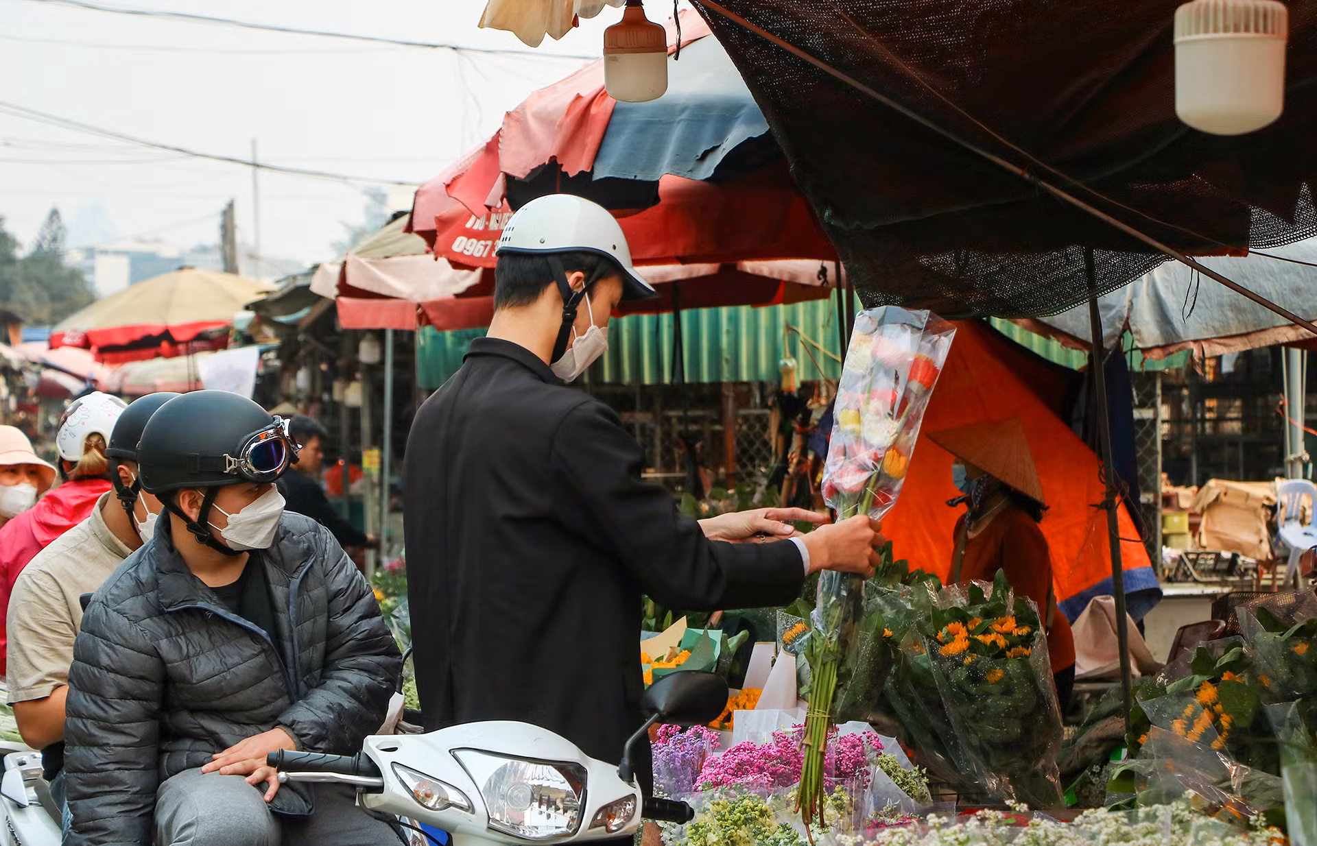 [Ảnh] Chợ hoa Quảng An ngập tràn sắc màu dịp 8/3 ảnh 11