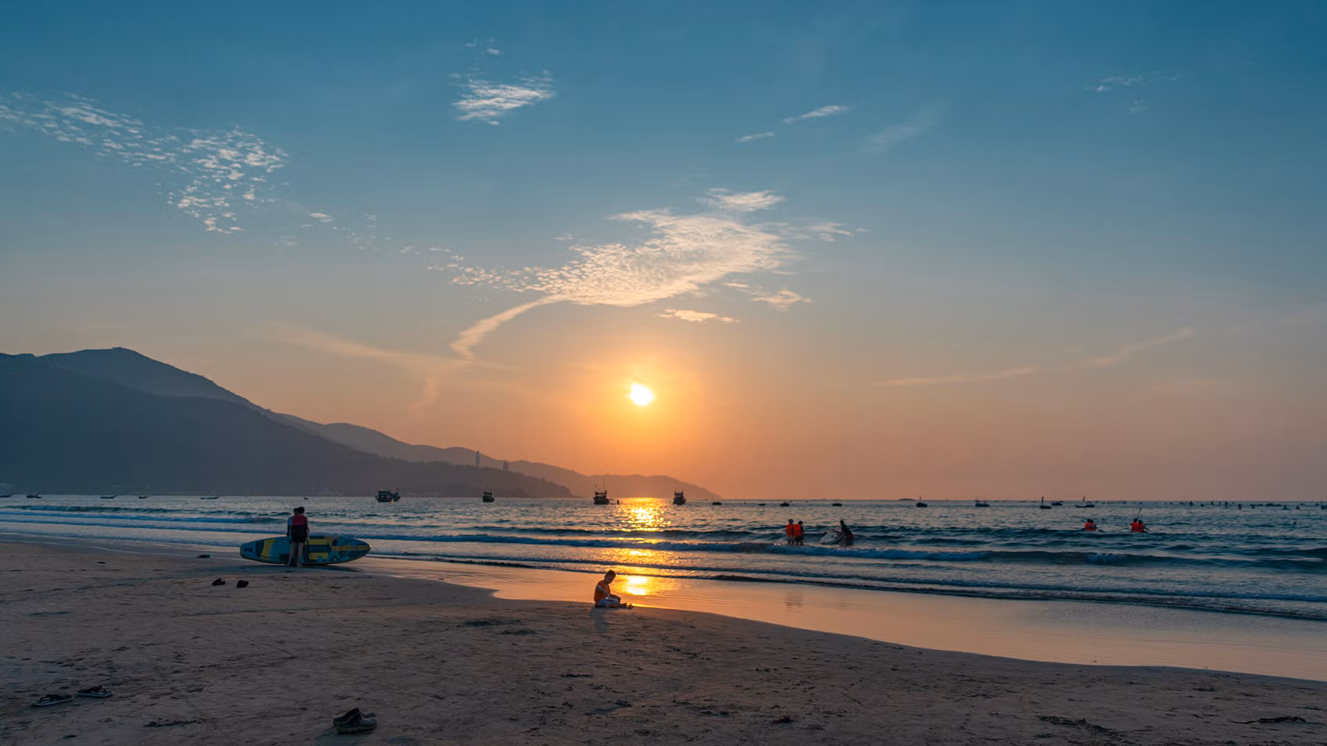 Bình minh trên biển Mân Thái.