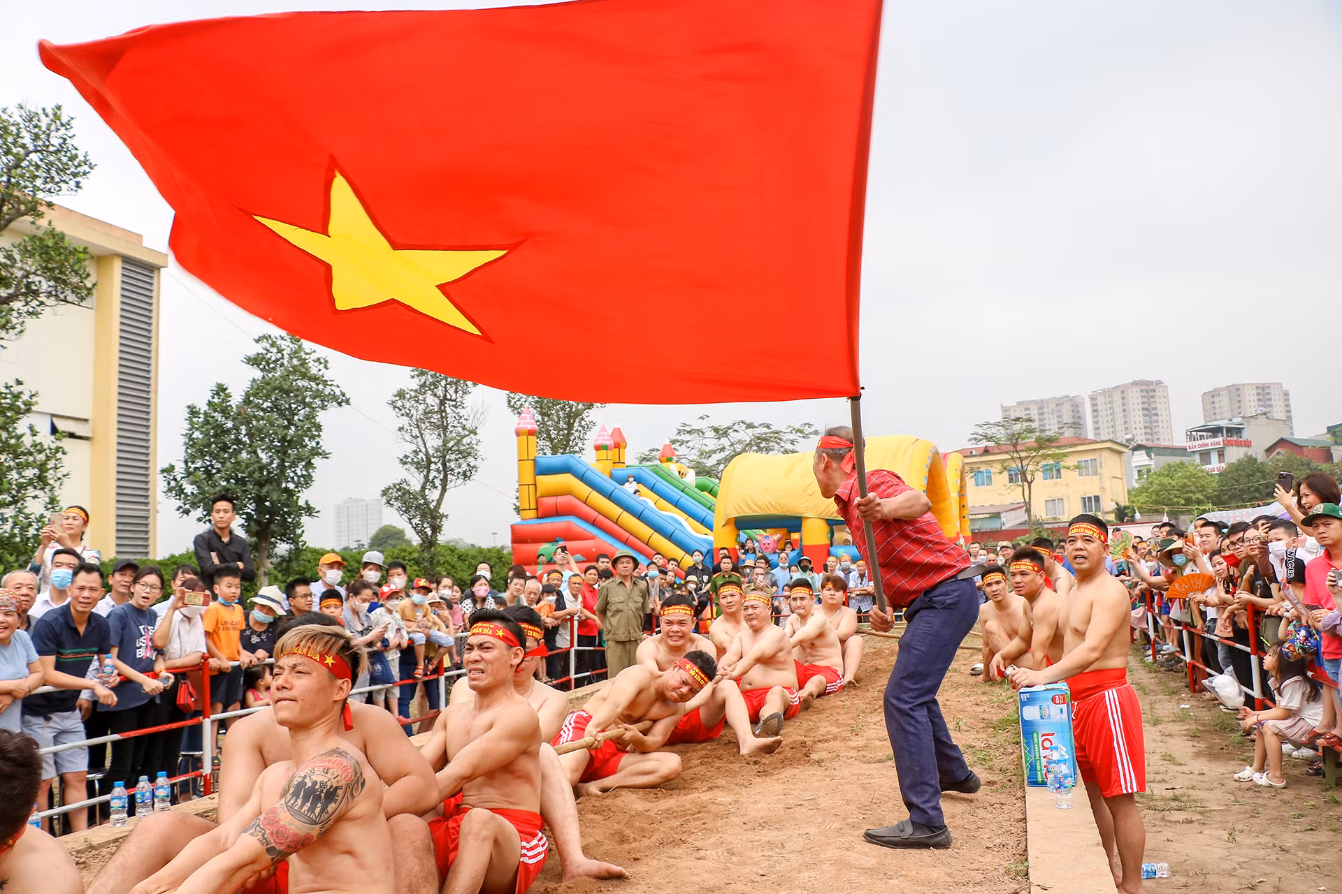 Sau khi có tiêu lệnh bằng còi hoặc bằng loa, nêm được tháo ra, ông tổng cờ chạy lên, chạy xuống. Hai đội ra sức kéo về phía mình để giành lấy chiến thắng. Sau khi có tiêu lệnh bằng còi hoặc bằng loa, nêm được tháo ra, ông tổng cờ chạy lên, chạy xuống. Hai đội ra sức kéo về phía mình để giành lấy chiến thắng.