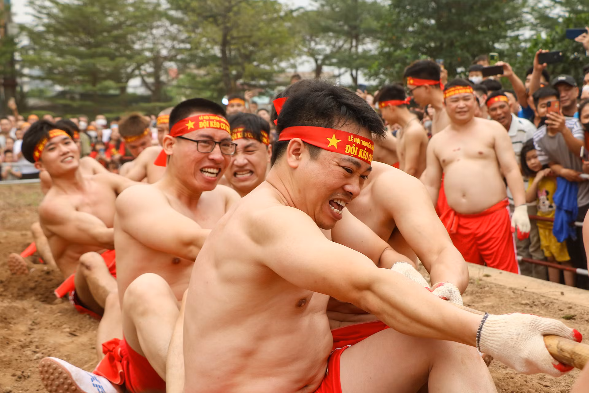 Mỗi người đều phải dùng tay để ghì chặt cây song, chân đạp thành hố sâu dưới đất để tạo lực. Đa phần người tham gia là các thanh niên khỏe mạnh, vạm vỡ. Mỗi người đều phải dùng tay để ghì chặt cây song, chân đạp thành hố sâu dưới đất để tạo lực. Đa phần người tham gia là các thanh niên khỏe mạnh, vạm vỡ.