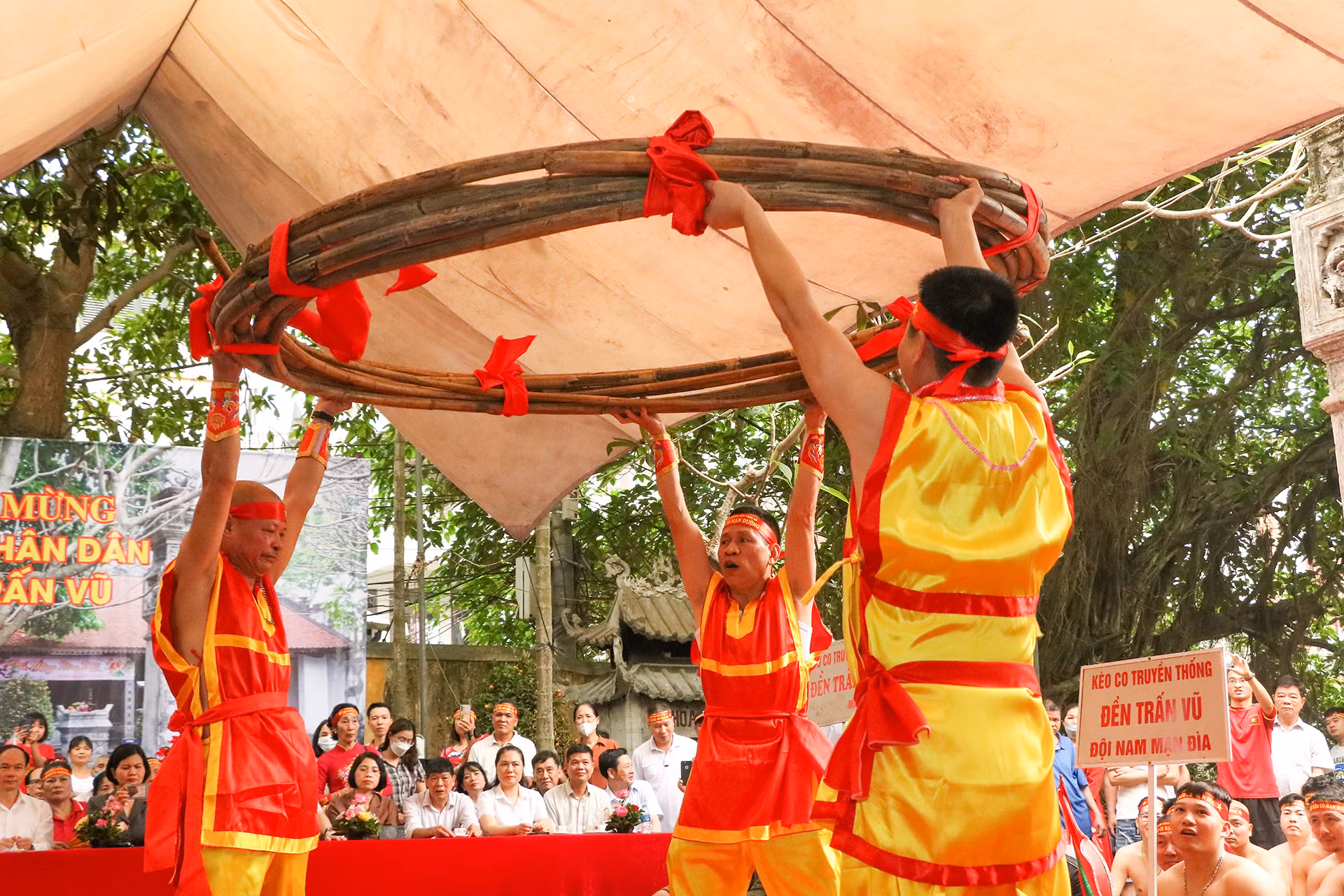 Sau khi làm lễ xong, cây song dùng để kéo co được đội trưởng của các nhóm dâng cao 3 lần với mục đích nâng cao khí thế, tinh thần của người tham gia. Sau khi làm lễ xong, cây song dùng để kéo co được đội trưởng của các nhóm dâng cao 3 lần với mục đích nâng cao khí thế, tinh thần của người tham gia.