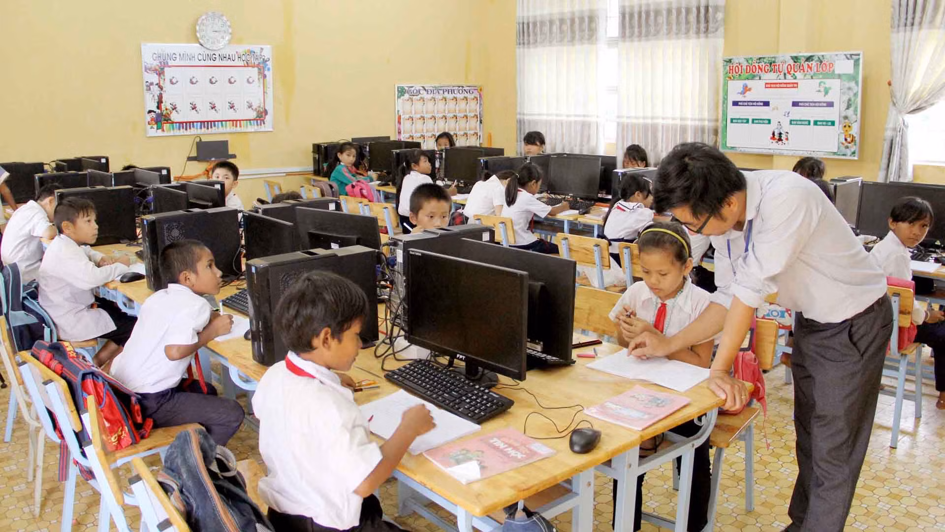 Học sinh Đam Rông trong giờ học tin học. Học sinh Đam Rông trong giờ học tin học.
