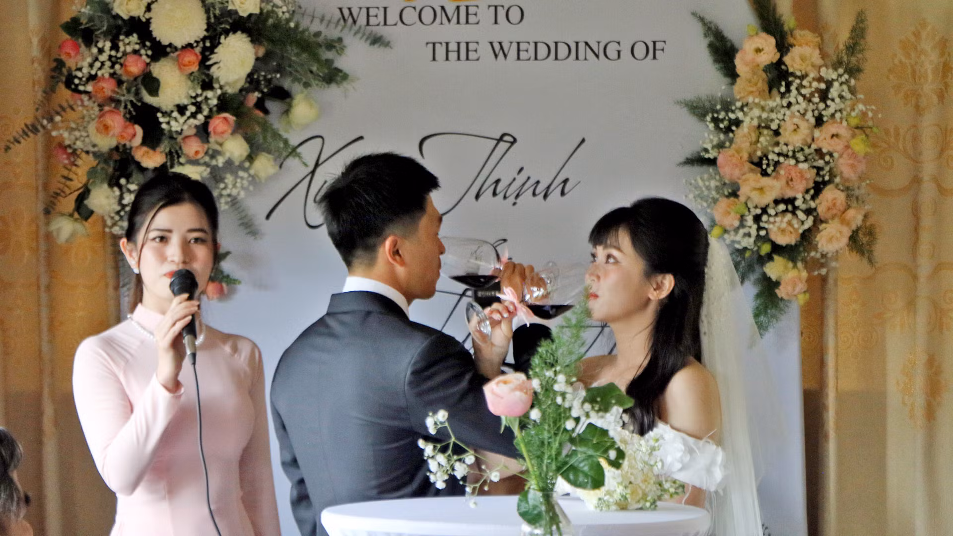Đoàn tàu chầm chậm lăn bánh, chén rượu giao bôi đã được đôi bạn trẻ trao nhau trong không gian ấm nồng. Đoàn tàu chầm chậm lăn bánh, chén rượu giao bôi đã được đôi bạn trẻ trao nhau trong không gian ấm nồng.